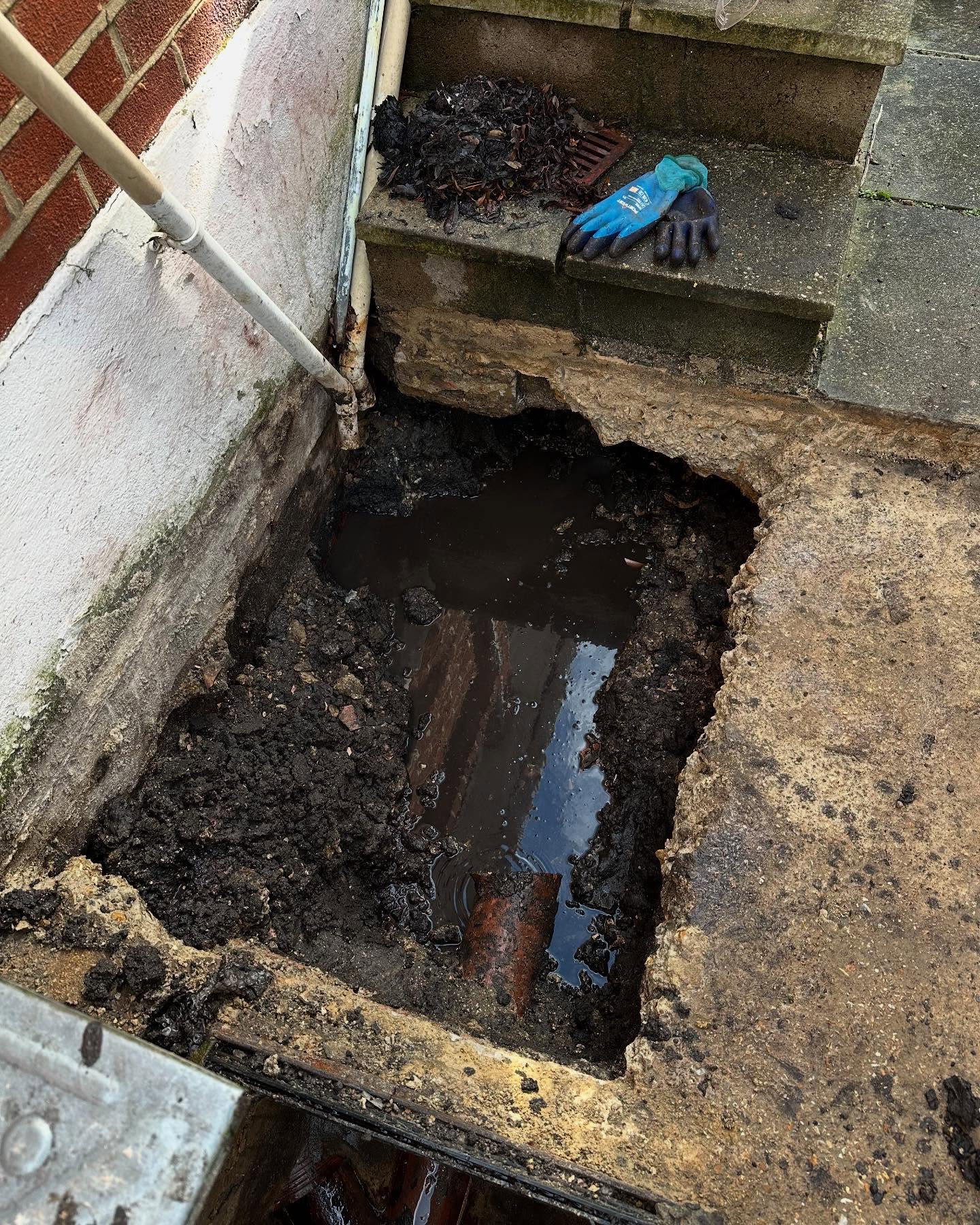 Drain repair carried out this week.
Customers drains had completely collapsed causing damp inside the house.
Repaired and back in full working order.
For drainage repairs and drain unblocking
07454 607057 📞
Info@uniquedrains.co.uk 📧