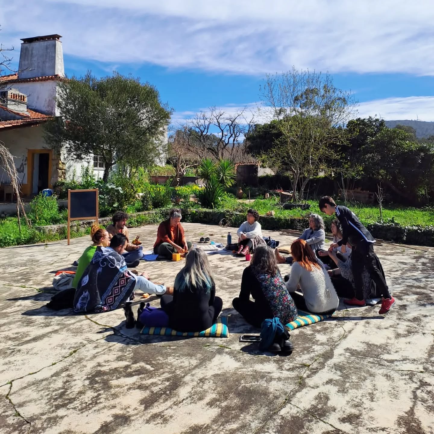 A primeira edição do Convívio Alimentação e Saúde foi um sucesso! A @simone.regenera criou um espaço de aprendizagem maravilhoso de partilha de conhecimento e inspiração entre todos os participantes ✨💚
Parabéns pelo lançamento da @mana.regenera, em conjunto com a filha @poly__marinho !
Que seja o início de um novo ciclo com muita abundância, crescimento e ainda mais nutrição 😄
Fica a vontade de organizar uma nova edição 🤞 aguardamos os próximos passos!