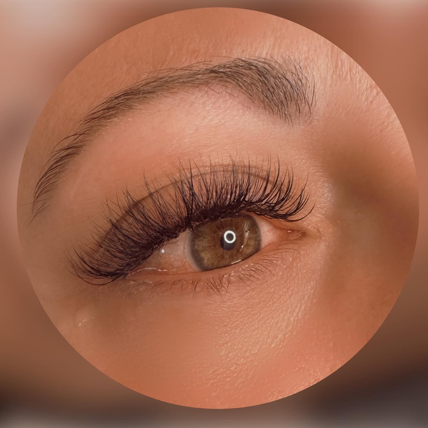 Holiday Lashes for this babes beach adventure 🏝️👙☀️ these are a hybrid set giving the best of both worlds! #lashes #yyclashes #yyclashtech #lashextensionsyyc