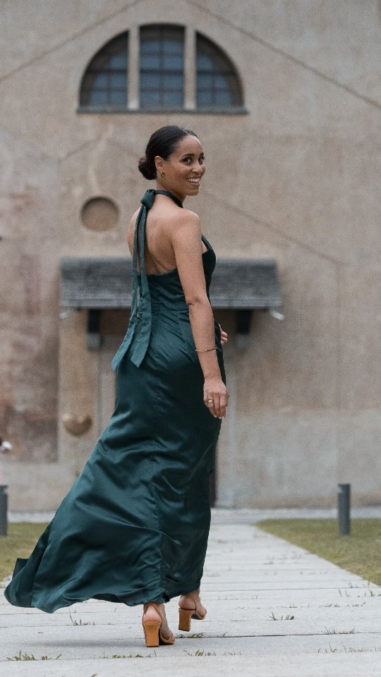 Amo trasformare i momenti "morti" in situazioni divertenti dove le persone possano esprimere sé stesse.
Diciamo che creo la situazione, poi la lascio scorrere libera.
Durante un momento di attesa dopo la cerimonia, ho sfruttato l'energia delle #damigelledellasposa e la lunga "passerella" della chiesa di #giubiasco
per creare una sfilata di moda divertente insieme agli Sposi @ellygervasoni e @zack.dotti27.
Chi ha vinto la sfilata improvvisata? 😂
Scrivimelo nei commenti.
@misohmi
aler.livia
giuliagaggetti
Un ottimo modo per mettere in mostra e dare anche valore agli abiti! 😎
Riprese @_fabriziovinci
E per il tuo Matrimonio? 👇🏼
www.nickgrittistudio.com
#swisswedding #BridesmaidsStyle #weddinginsporation #weddingvibes❤️