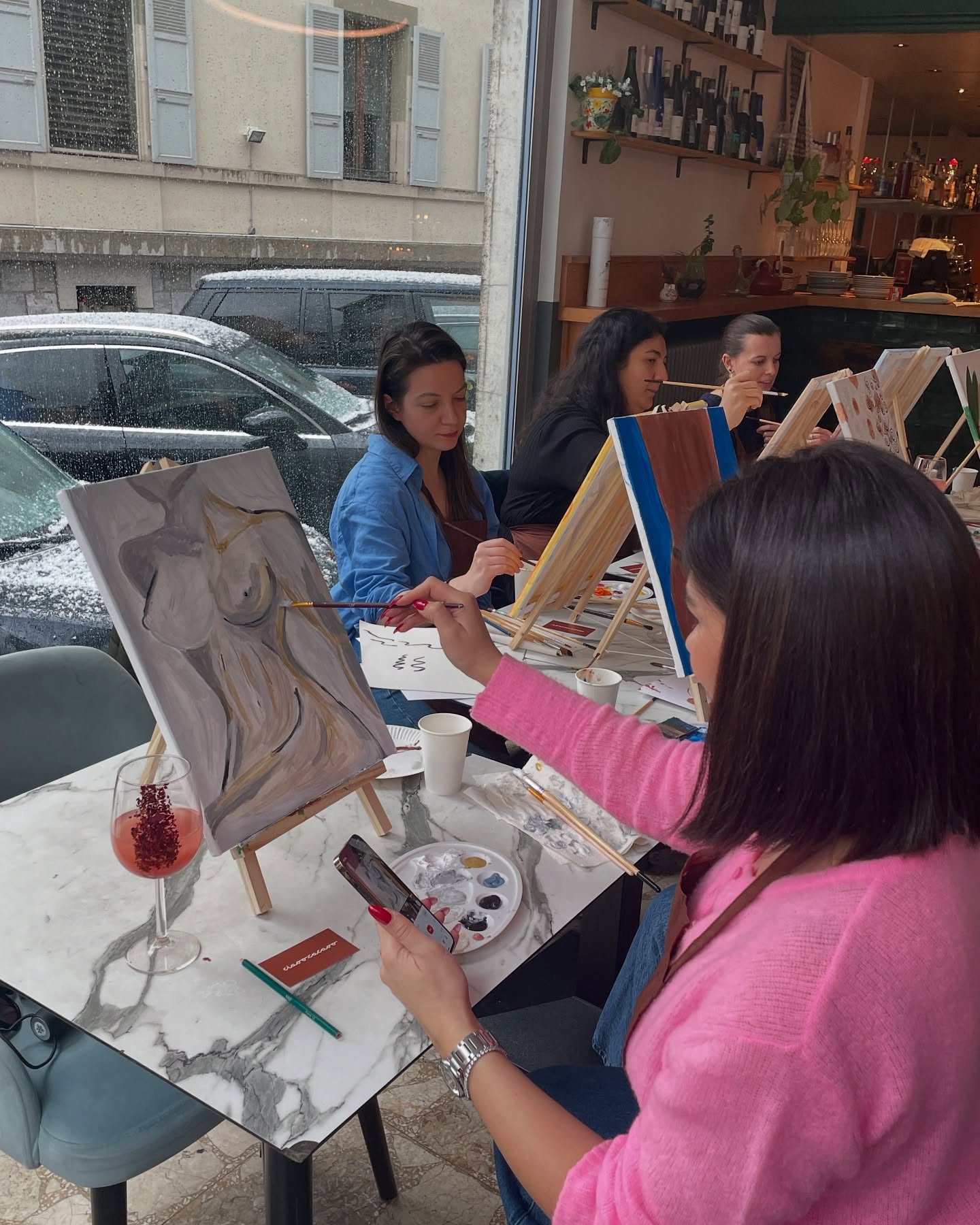 Le mois de la femme approche à grands pas ! Nous avons hâte de vous dévoiler le thème de notre prochain événement le 9 mars 2025. En attendant, laissez-moi vous partager les pépites de l’édition précédente de "Her Canvas, Her Story". ✨
Les billets sont déjà disponibles via le lien dans ma bio, mais attention, les places sont limitées ! Ne manquez pas cette occasion unique de célébrer ensemble la puissance de l'art féminin. On vous attend nombreux !