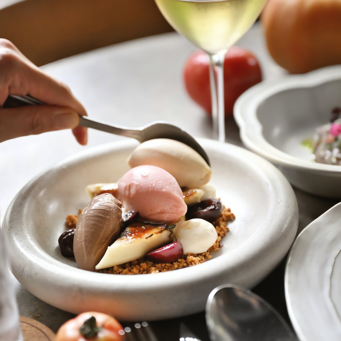 Sweet treats served in style 🍨 @openfarmcommunity featuring our Night and Day Organic Shallow Bowl adding the perfect touch to this dessert creation.
#dessert #plating #porcelain #tableware #donbellini #ceramic #ceramictableware #chefsplating #nightandday