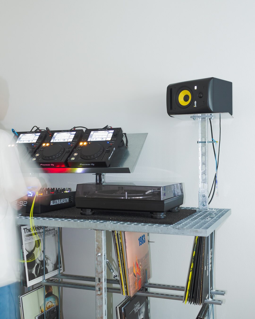 Amazing DJ booth made out of galvanized steel by @ous.xyz for @mihemidj 👏🪩
SSU01 - A mobile and adaptable DJ booth made of interchangeable, standardized components in galvanized steel. Its skeletal structure allows for easy access to cabling and wiring, with many constructive parts doubling as cable channels.💯 The lockable castors ensure mobility and easy repositioning at all times. Matching black rubber mats provide a soft surface for equipment and counter possible vibrations, ensuring usability with vinyl setups. This is the first iteration of the series, thanks to its underlying grid and elemental construction, a multitude of sizes and configurations are possible.👌
Message @ous.xyz for enquires and make sure to follow for more!🔥
___________________________
👉🏼 Follow @doyouspin for more
👉🏼 Follow @doyouspin for more
👉🏼 Follow @doyouspin for more
DM for submission & Email for promotion 📩
#rotarymixer #technics #djsetup #vinyldj #rominimal #classicdj #classicmixer #boutiqemixer #hifi #audiophile #hifidj #djlife #vinyljunkie #vinyladdict #technics1210 #sl1200 #doyouspin #djdesk #djbooth #listeningbar #recordstore #vinylonly #djculture