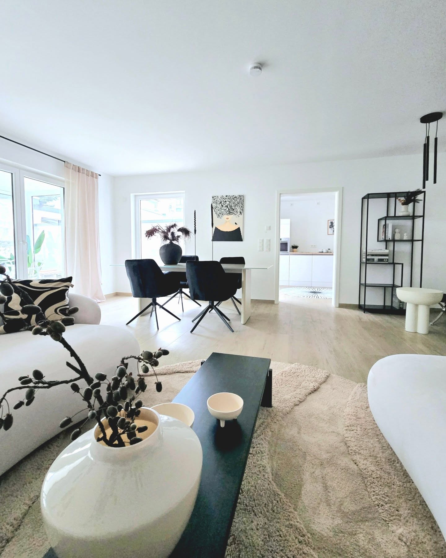 Deine Entscheidung! ⚖️
Home Staging ist die perfekte Lösung, wenn Du Deine Immobilie schnell und zum bestmöglichen Kaufpreis verkaufen willst!
Boh! Der Satz ist ist sowas von abgenutzt, dass es mir schwer fällt, ihn zu schreiben.🥱
UND DENNOCH! Wenn Du so viele Interessenten erreichen willst wie möglich und somit schneller jemanden finden möchtest, der Deine Immobilie zu Deinem Kaufpreis kauft, kommst Du um professionelles Home Staging nicht herum❗️❗️
Wohlgemerkt! Mit DEINEM Kaufpreis meine ich KEINEN Fantasiepreis, sondern den Marktwert + den Emotionsbonus, den Du mit Home Staging bekommst!☝🏻
Und nicht vergessen. Du verkaufst Deine Immobilie nur 1 x!!
Verluste ertragen oder Dich über den positiven Verlauf des Verkaufs freuen: es ist jeweils die Konsequenz der Entscheidung, die Du getroffen hast.⬆️⬇️
#homestaging #homestagingprofessional #homestyling #immobilienpräsentation #immobilienverkauf #immobilien #immopreneur #besserverkaufen #bonnstagram #bonn #köln #rheinsiegkreis #rheinland #nrw