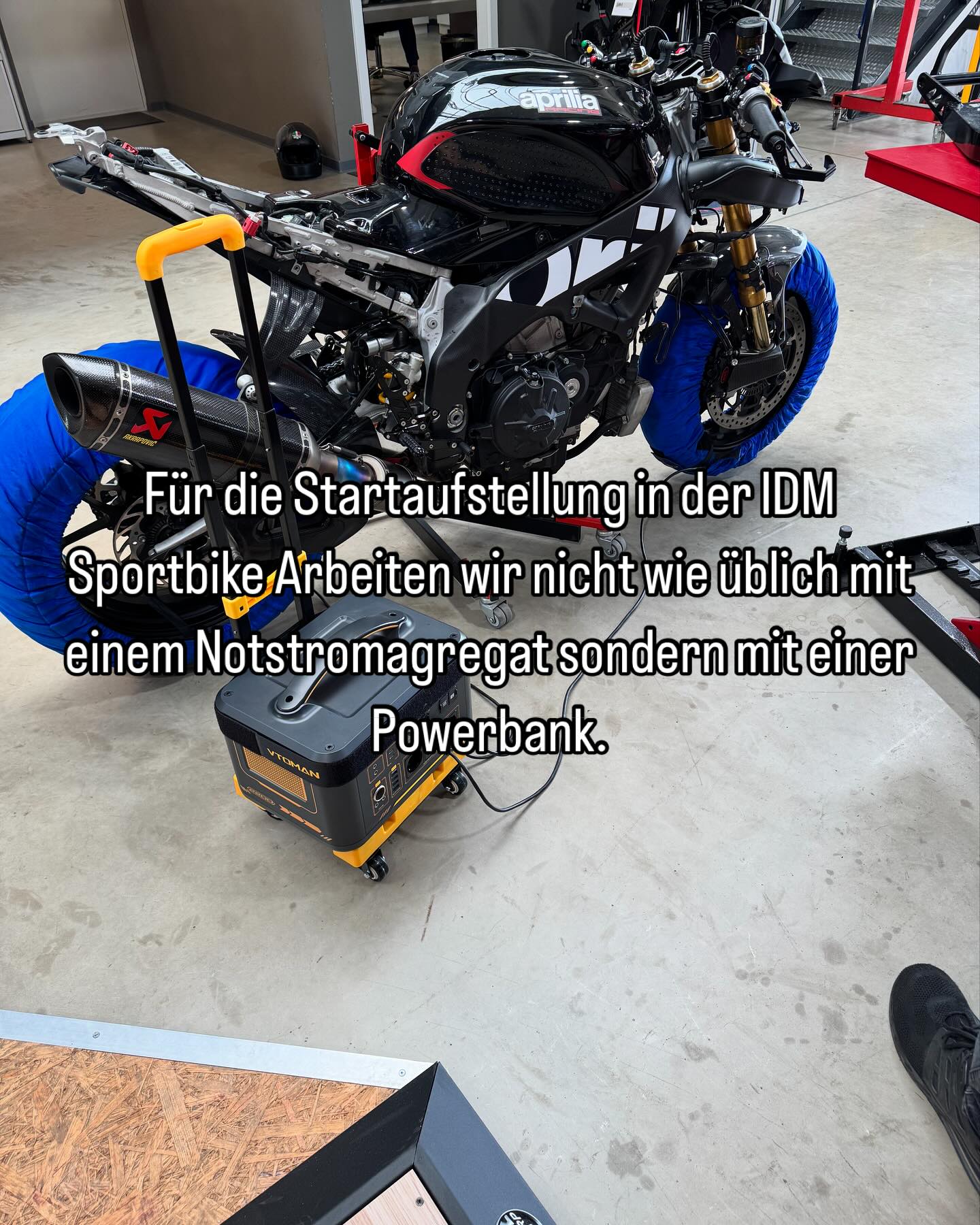 Unsere Ausrüstung für die IDM Sportbike nimmt langsam Formen an.
#wscneuss
#rs660shop#aprilia
#felixkauertz37
#wsc_racingteam
#apriliars660
#idmsportbike
#abmfahrzeugtechnik
#lightech
#racefoxx
#rsv4shop
#apriliaracing