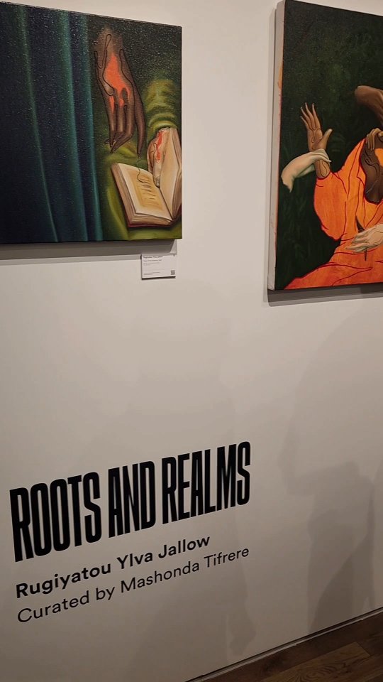 Make sure you're following @mashondatifrere's @artleadher. Their latest exhibition "Roots and Realms" by @rugiyatou is a must-see. It's on view at @neuehouse in Venice, CA through May 17.
Here's video from the opening last Friday.
#blackart #artgallery #artopening #onviewnow #losangeles #thingstodola #friezela