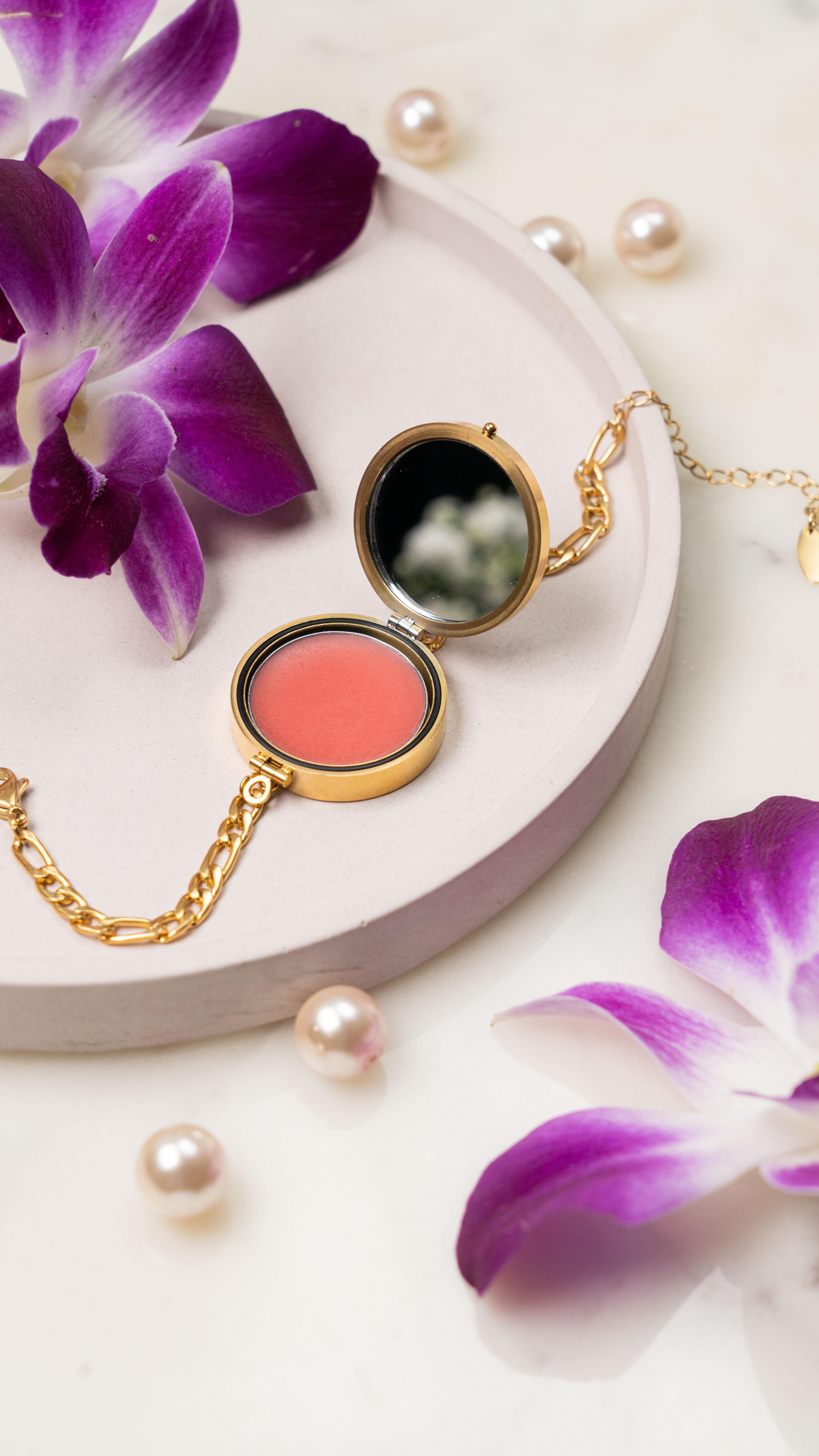 Mother of Pearl Lip balm bracelet
This features a locket to secure your favourite lip balm along with a mirror. So stay hydrated on the go.
#lipbalmbracelet#motherofpearl#motherofpearljewelry#demifine#goldplated#shippingpanindia#codavailable#girls#lipbalm#trendy#india#indiasfirst#women
Mother of Pearl, lip balm bracelet, shipping pan India,Kime