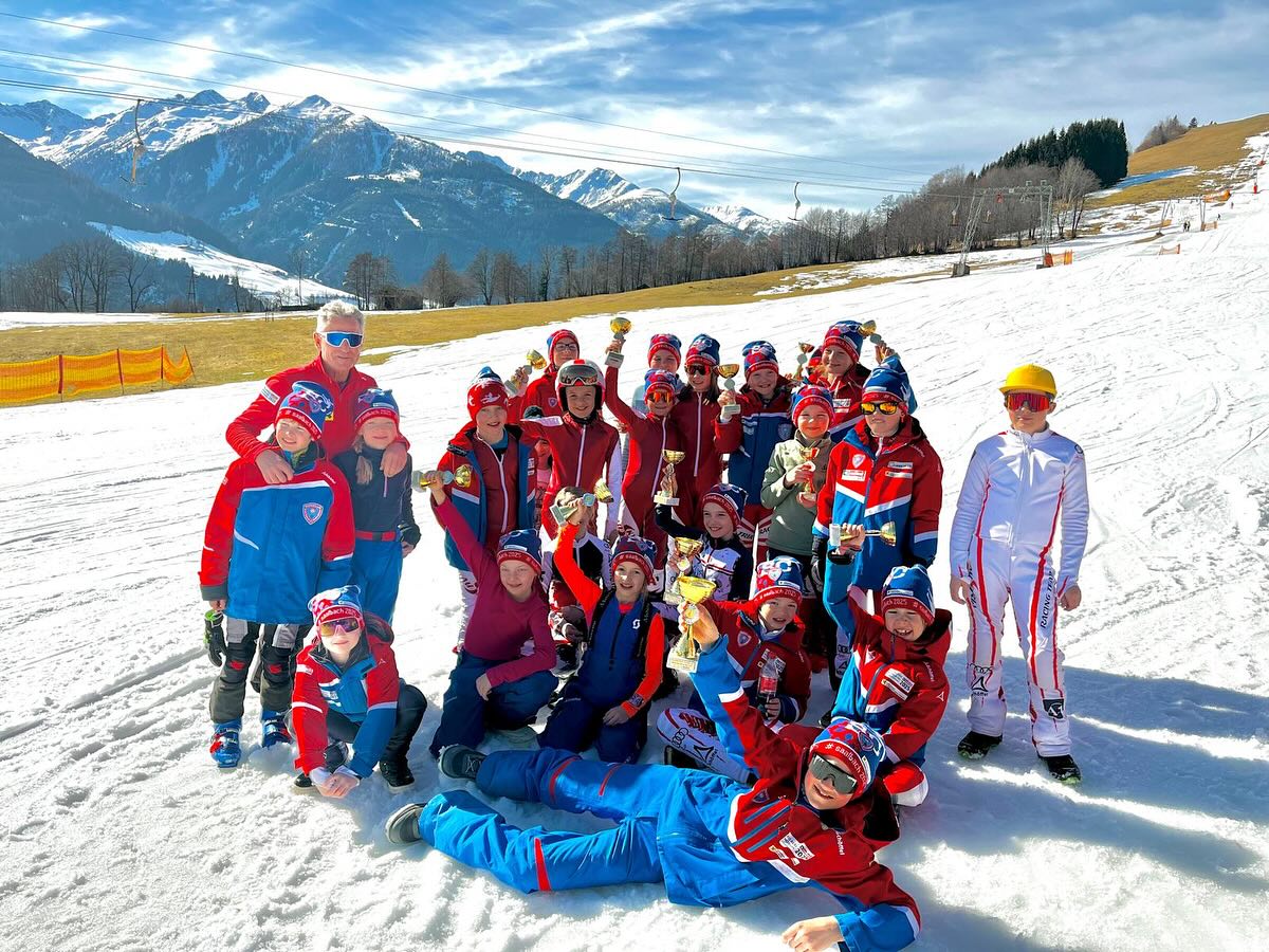 Am vergangenen Wochenende haben unsere Youngsters auch beim Crosslauf am Naglköpfl abgeräumt:
🥇 Emma Hasenauer, Maxi Hasensuer, Elisabeth Gensbichler, Felix Maier
🥈 Lotta Faistauer, Johanna Hasenauer, Marie Faistauer
🥉 Elias Kabusch, Lena Maier, Samuel Pichler, Sophie Schachner, Pia Geissler
#scsaalbachhinterglemm #kidsonskis #nachwuchs #crosslauf