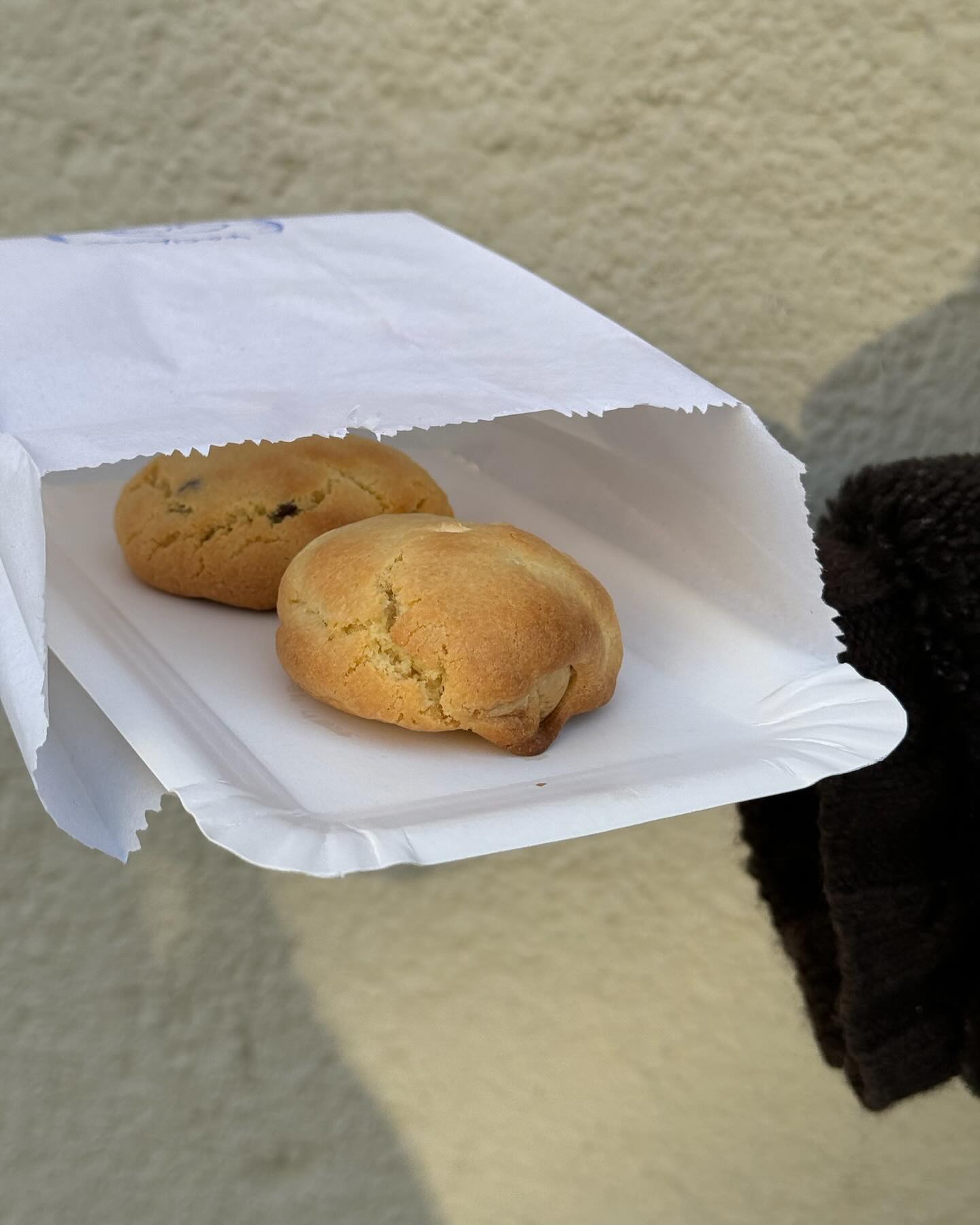 Habt ihr schon unsere so so leckeren cookies probiert! 🍪😋 Außen richtig knusprig und innen teigig! 🤍