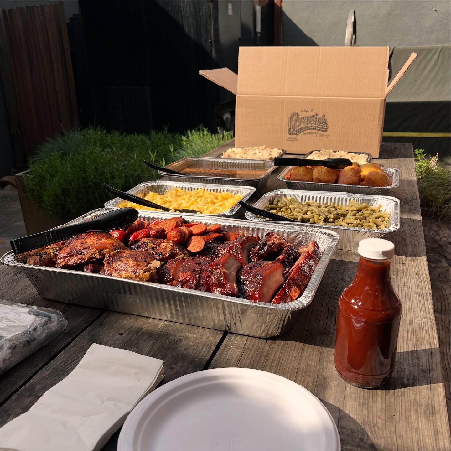 Feed the crew with Gracies BBQ party packs! đĽ Each pack serves 15 and comes fully boxed with all the essentials for an stress-free feast. Perfect for your next gathering â big or small! Visit our website to check them out today! #GraciesBbq #BbqMadeEasy #FeedTheCrew #BayAreaBbq #Catering