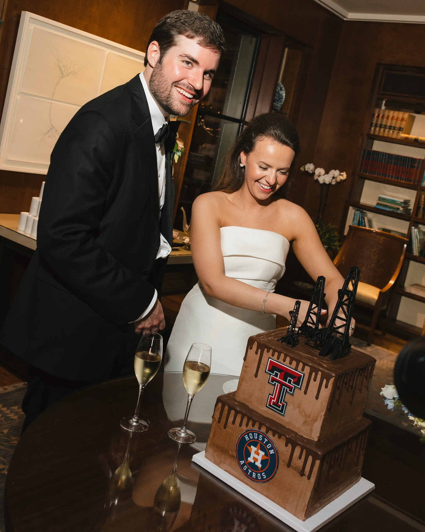 An absolute chocolate overload is the perfect description for a groom’s cake flavor, IMO 🍫
Congratulations to Jewel and Thomas!
VENDOR TEAM:
Planner: @weddingsbygillian
Venue: @thedallasarboretum @dallasarboretumweddings
Photographer: @baileestarrphoto
Videographer: @darcerossphoto
Florist: @olivegrovedesign
Beauty: @jonesbeautyco
Custom attire: @alteredforthealtar
Live Artist: @jennielouart
Photo Booth: @jackalopephotobooth
Rentals: @bbjlatavola @imperial_floors_
Band/DJ: @royaldukesband
Catering: @gilscatering
Cake: @kaylibakescakes
Stationery: @kirstenmcfarlandesigns
Transportation: @dfwvintagecars