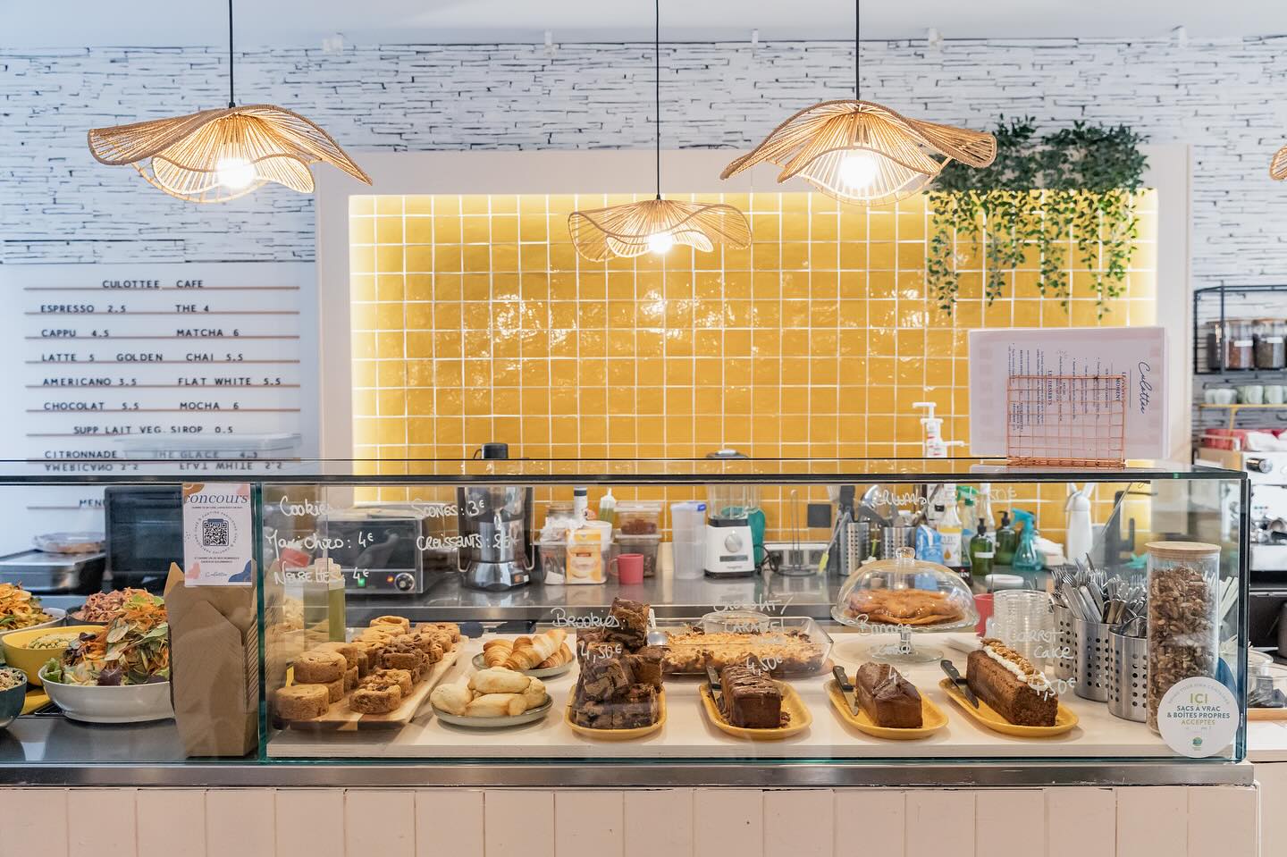 CULOTTÉE OPÉRA 🌻💙
📍 À deux pas de l’Opéra Garnier, dans le magnifique passage Choiseul.
L’endroit idéal pour savourer un petit-déjeuner ou un brunch au calme 💙
N’hésitez pas à réserver via http://culotteecafe.fr 🍫
#paris2 #passagechoiseul #brunchparis #foodieparis