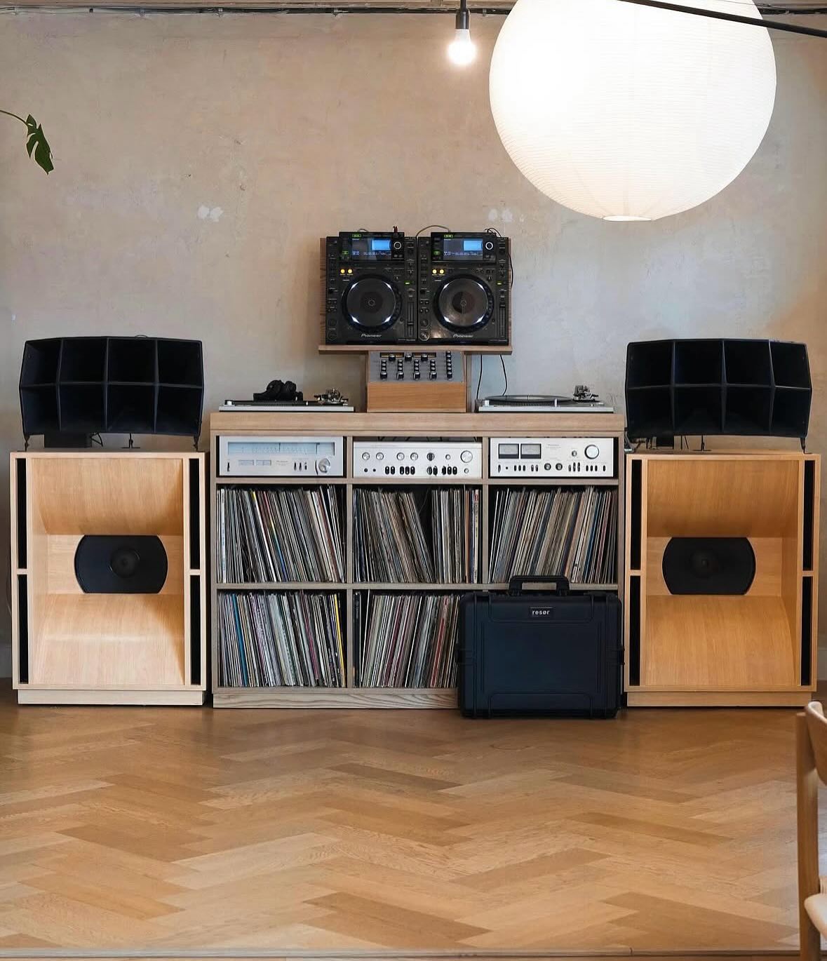 Too good not to post 👏 #resørelectronics
Setup by @poly_cafenshop 💥
Photo by @ccoocky 📸
👉🏼 Follow @doyouspin for more
👉🏼 Follow @doyouspin for more
👉🏼 Follow @doyouspin for more
DM for submission & Email for promotion 📩
#rotarymixer #technics #djsetup #vinyldj #rominimal #classicdj #classicmixer #boutiqemixer #hifi #audiophile #hifidj #djlife #vinyljunkie #vinyladdict #technics1210 #sl1200 #doyouspin #djdesk #djbooth @resorelectronics #listeningbar #recordstore #vinylonly #djculture