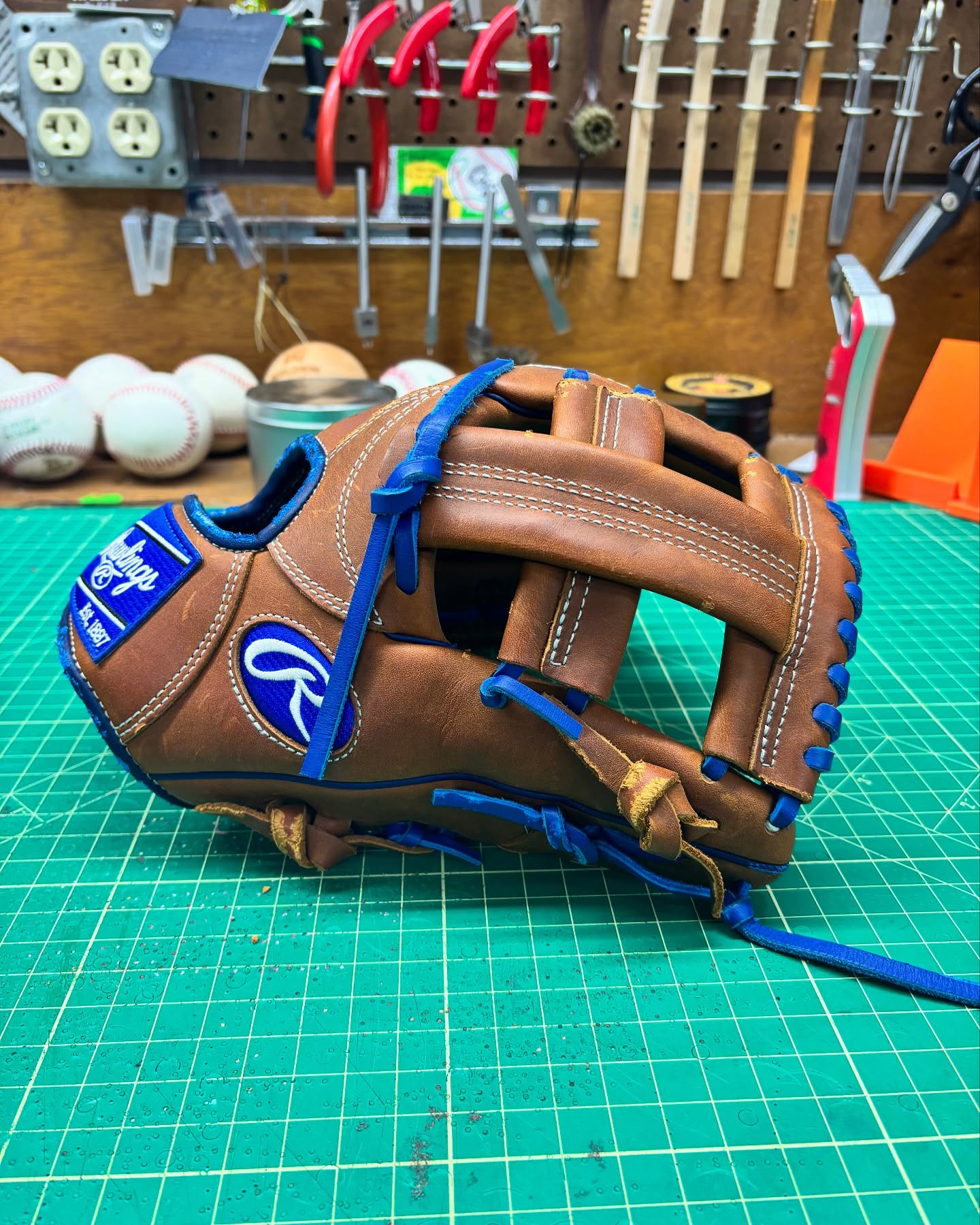 #tulotuesday with a Timberglaze TT2 and awesome blue patches. I’ve always wanted this exact glove and colorway so when I got the chance I grabbed it. Some little critters had gotten to the binding and @cumberland_leather did an awesome job of getting that royal blue perfect again. I send all my gloves that need repair to them. Always expert craftsmanship.
#rawlingstt2 #rawlingstimberglaze #rawlings #buyfastpitchgloves #ballplayersbalm #coloradoleatherbalm #makingyourglovegreatagain #staygrassy