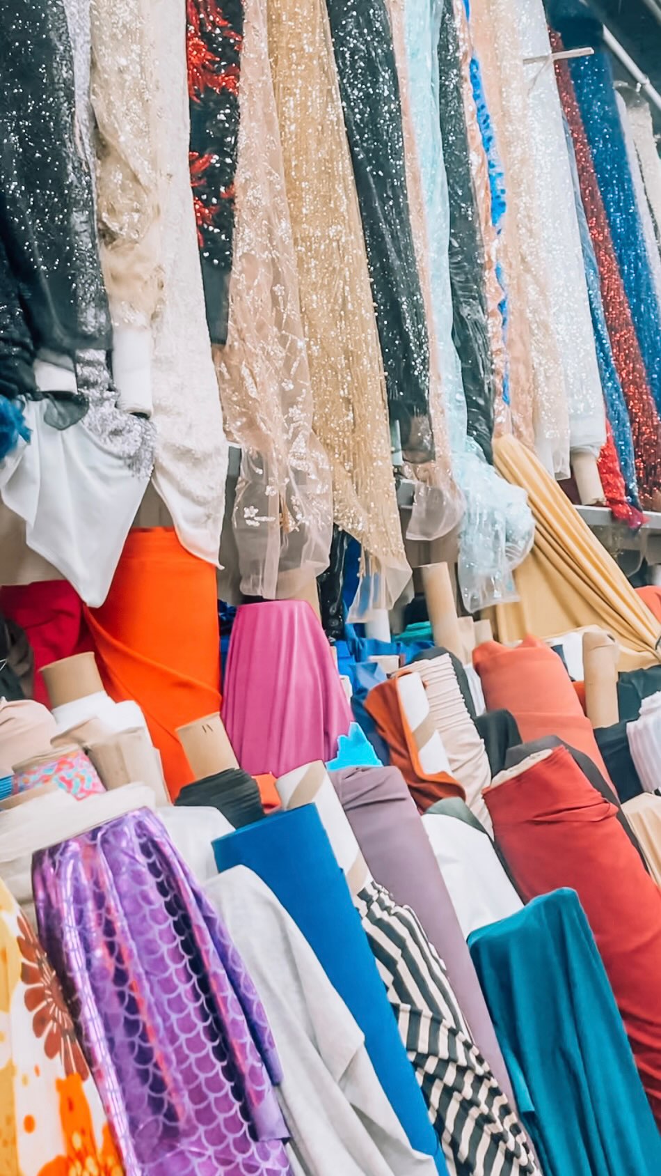 ⬇️ Some clothes last forever and others don’t? 🤔
Textile expert Rachel Wynack from @thetextiletech talks fabric and fibre secrets 🤫
Plus easy care tips to keep your favourites looking fab for longer 💫
Rachel knows HEAPS 🤯 about fabrics and fibres, and has great 💎gems of wisdom💎 about sustainable fashion (which I know I’ll be using too!)
If this is your vibe, the podcast episode is waiting for you! Take a listen at the link in my bio 🔗🔗
#sustainablefashion #fabric #fashion #textiles #textiledesign