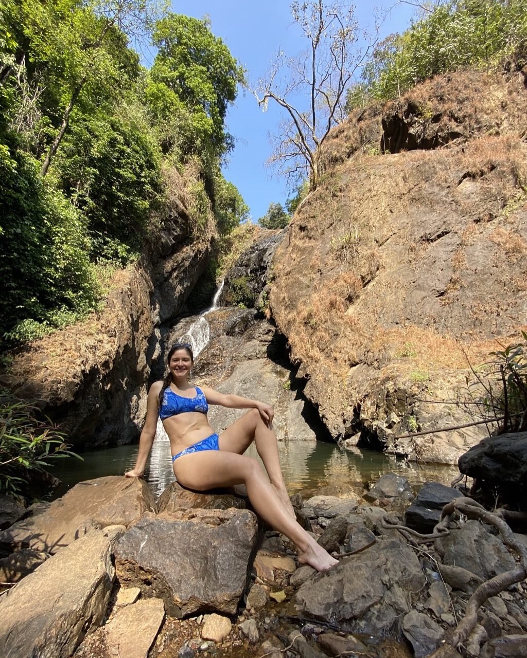 Haciendo VISIBLE lo INVISIBLE. Con mucho miedo a exponerme. Es la primera vez que muestro al mundo lo que he vivido y que se ve en mi cuerpo. Aunque lo que más me duele, no ha sido la parte física (no negaré que ha sido horrible). Pero con ganas de compartir lo aprendido ahora.
Creo firmemente que para poder brillar y ser tu, amarte y amar a los demás, necesitamos deshacernos de los bagajes que nos impiden seguir con este viaje que es la vida. Solo hablo de lo que yo he experimentado en carne propia. No son palabras vacías, te lo aseguro 😉
✍️¿Te resuena?
#trauma #aacc #neurodivergente #tdah #bodypositive #sanandoemociones