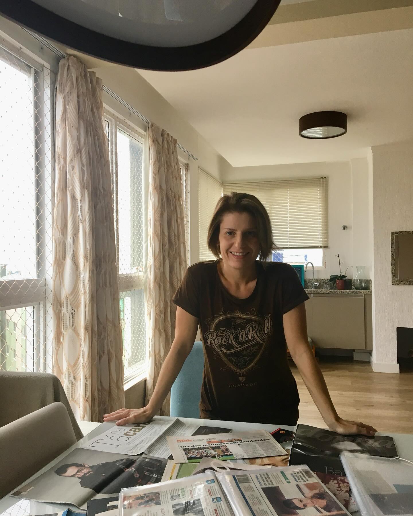 Vamos às apresentações: meu nome é Ana Guerra e essa é uma foto de arquivo, do mundo pré pandemia. Estou mostrando orgulhosa a clipagem de muitos trabalhos feitos, como jornalista a criadora de conteúdo, ao longo dos anos
A empresa Mundo Cult nasceu em 2009 e atuava na área da comunicação. Agora ela renasce, mas com outro propósito: produção cultural, curadoria, textos e livros de arte e muito mais.
No decorrer das próximas semanas vou fazer aqui uma retrospectiva de carreira e mostrar o caminho que já trilhei, mas também olharei para frente, mostrando os projetos que estão em meu futuro.
Sempre amei a cultura, a arte, a expressão. E essa empresa vai andar lado a lado com a @anaguerra.artecontemporanea.
Obrigada pela sua companhia! Vem comigo.