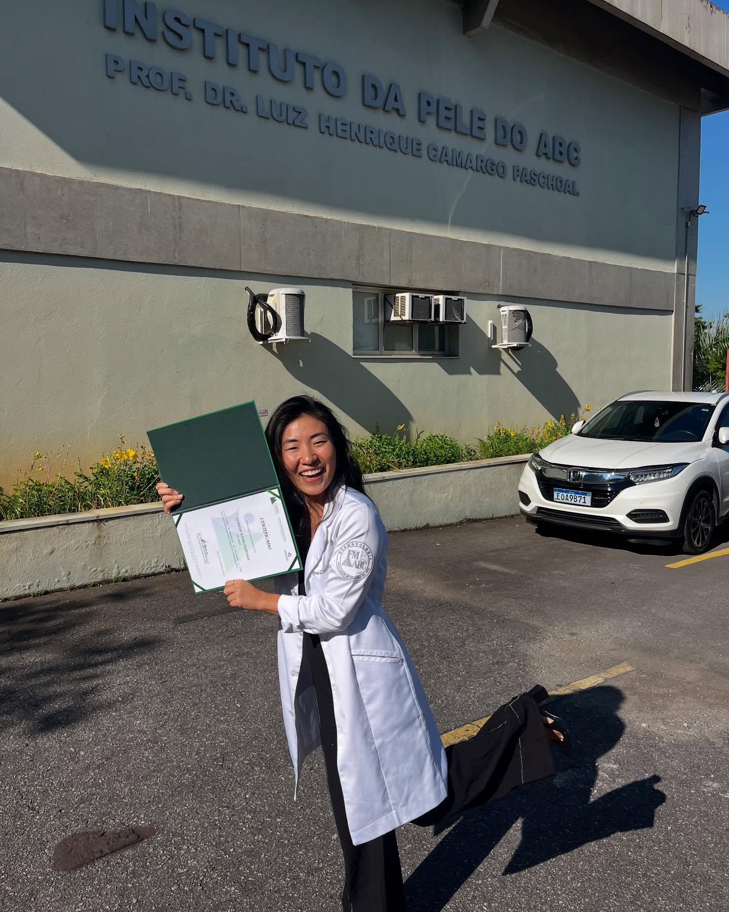 11 anos de Faculdade de Medicina do ABC, e hoje comemorando mais uma etapa: encerramento da residência de dermatologia. ✨
… obrigada a TODOS que me encorajaram e estiveram aqui durante todos esses anos, a ficha ainda não caiu 🥹…