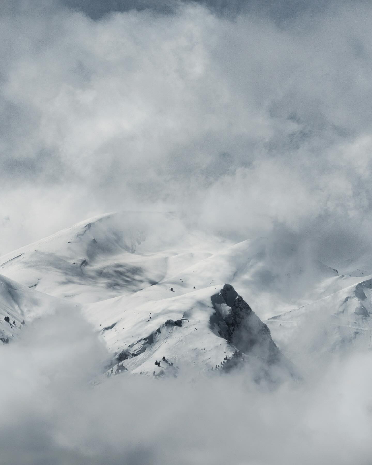 FR/ENG: Je viens de la région du Pélion et je skie depuis mon enfance. À seulement une heure de ma ville, Volos, se trouve la station de ski de Chania, sur le mont Pélion, où l’on peut skier tout en admirant la mer... un spectacle magique ! Cependant, les Centaures, ces créatures mythiques mi-homme mi-cheval qui peuplaient le Pélion, étaient davantage des êtres sauvages que des skieurs….Aujourd’hui, en Grèce, on peut skier à seulement deux heures d’Athènes, sur le mont Parnasse, mais aussi plus au nord, à Vassilitsa, ou même dans le Péloponnèse. Pays aux quatre saisons bien marquées, la Grèce ne cesse de vous surprendre !
ENG:I come from the region of Pelion, and I have been skiing since childhood. Just an hour from my city, Volos, lies the ski resort of Chania, on Mount Pelion, where you can ski while gazing at the sea… a truly magical experience! However, the Centaurs, those mythical half-man, half-horse creatures who inhabited Pelion, were more wild beings than skiers…
Today in Greece, you can ski just two hours from Athens on Mount Parnassos, further north in Vassilitsa, and even in the Peloponnese. With four distinct seasons, Greece never ceases to surprise! #greeceski #centaures #greekmythology #skierengrece #parnassos #vassilitsa #vacanceski