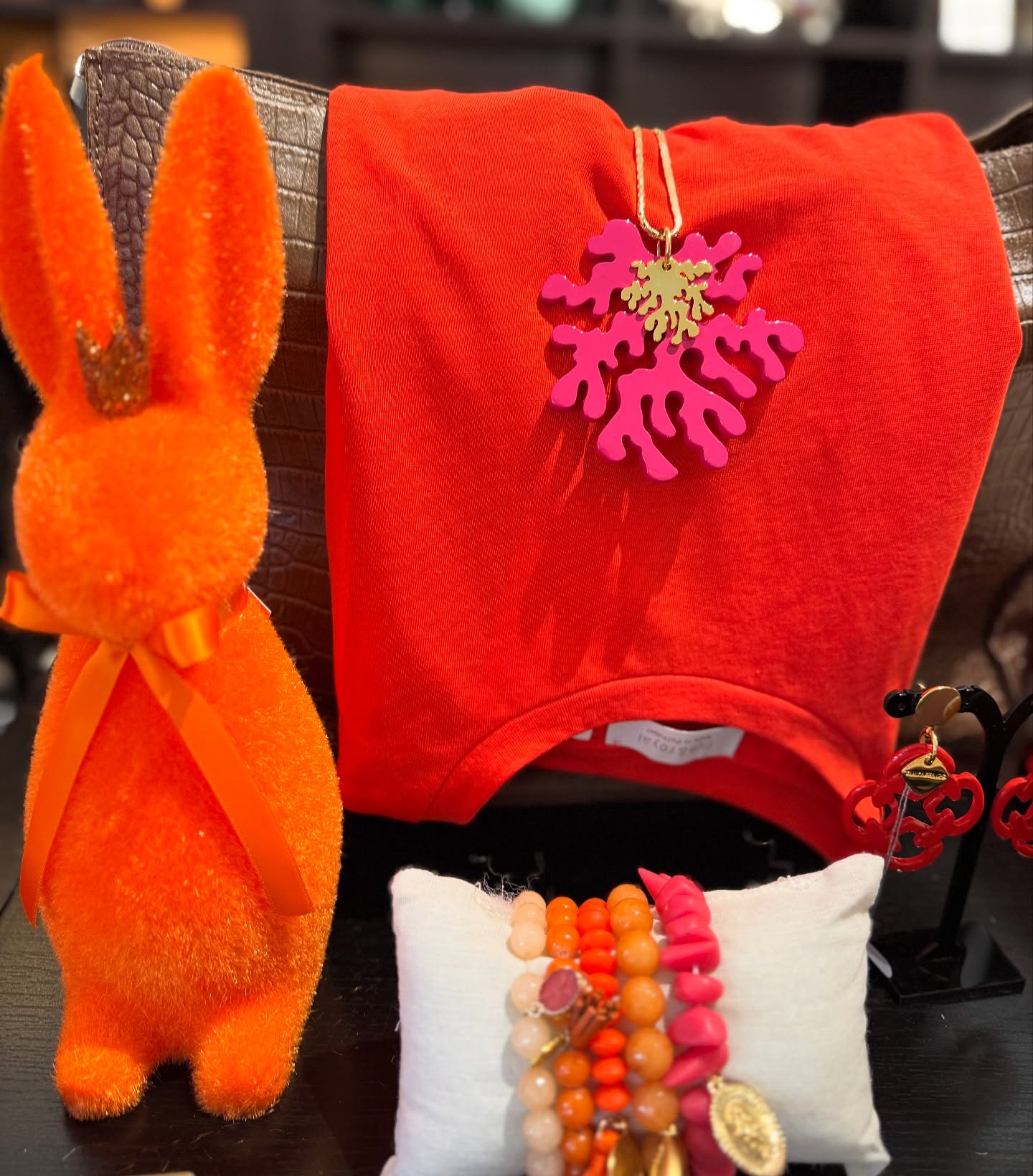 Osterboten in knalligen Farben! 🐰🧡 Frische Frühlings-Vibes mit Statement-Schmuck, leuchtenden Accessoires und einem Hauch von Glamour! ✨ Welches Teil würdet ihr sofort in euer Oster-Outfit integrieren? Verratet es uns in den Kommentaren! 👇 #SpringGlow #EasterStyle #NewIn