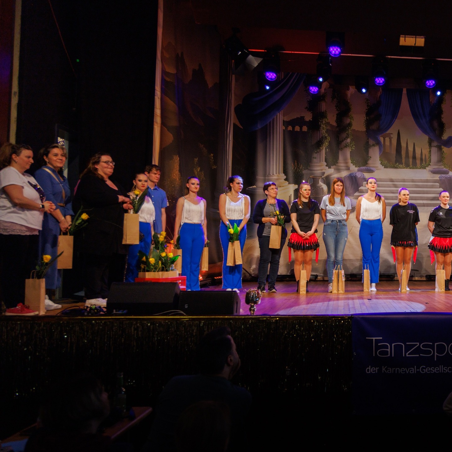 Unsere Garderevue am letzten Sonntag war der absolute Wahnsinn! Es war die perfekte Gelegenheit, um all unseren unglaublichen Helfern, Trainern und Vorständen von Herzen zu danken. Gerold Wurm hat mit seiner lockeren Art super durchs Programm geführt und Nicole Gersemsky hat die verdienten Geschenke überreicht. Ihr seid das Herzstück unseres Vereins – ohne euch würde hier gar nichts laufen! Danke, dass ihr das möglich macht! #teamwork #vereinsliebe #gardetanz #kgegelsbach #egelsbach #fastnacht #tanzen