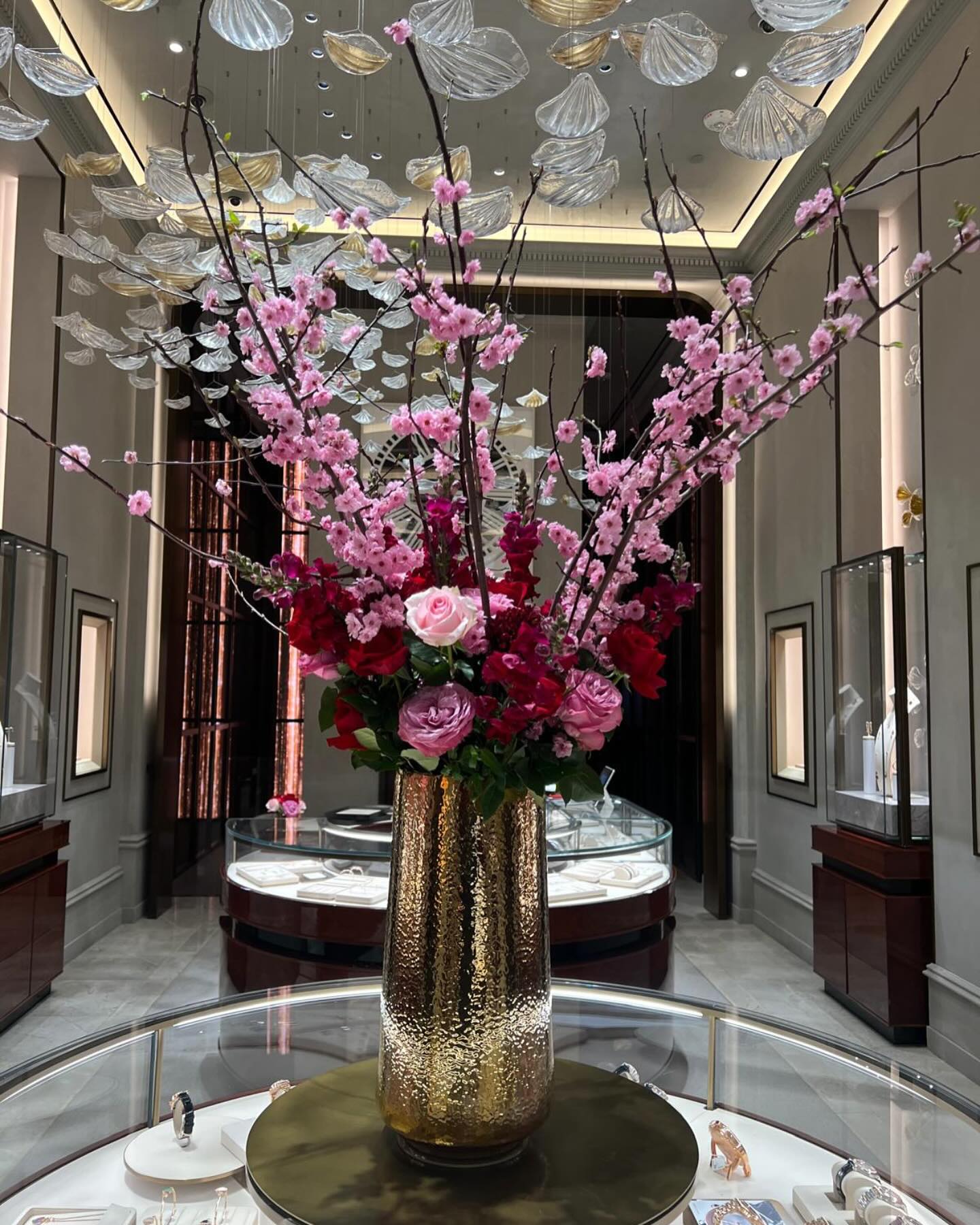 #flowerpower of the peach blossoms with the sparkle of the high jewelry @chopard
.
#floralfix #flowerstagram #floraldesign
#nycflowers #frenchflorist #artisanfleuriste #luxuryflowers #retailflowers #elegantflowers #nycflowerbouquets #classyflowers #giftflowers #lusciousflowers #subscriptionflowers #beautifulflowers #internatrionalflorist #nycflowers