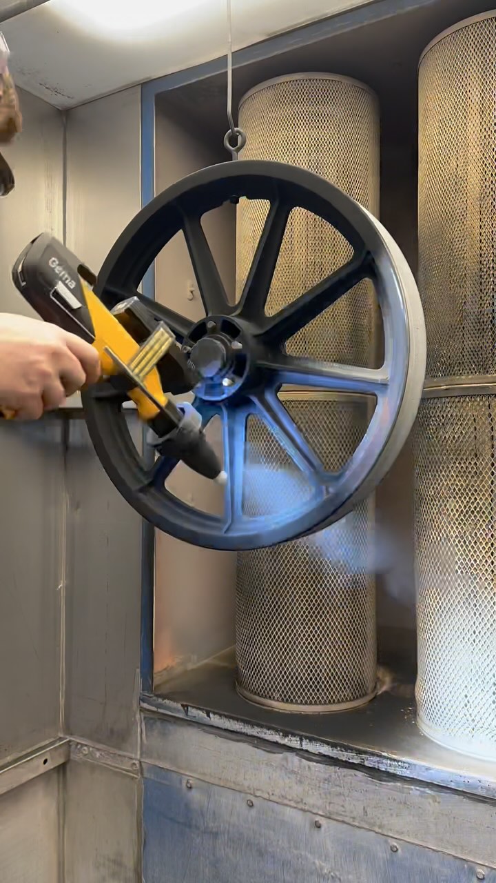 Take a look at some old school harley wheels we made look fresh again! The polish with the black looks 🔥🔥 #prismaticpowders #desertnightwrinkle #gema #powder #powdercoat #harley #wheels #fresh