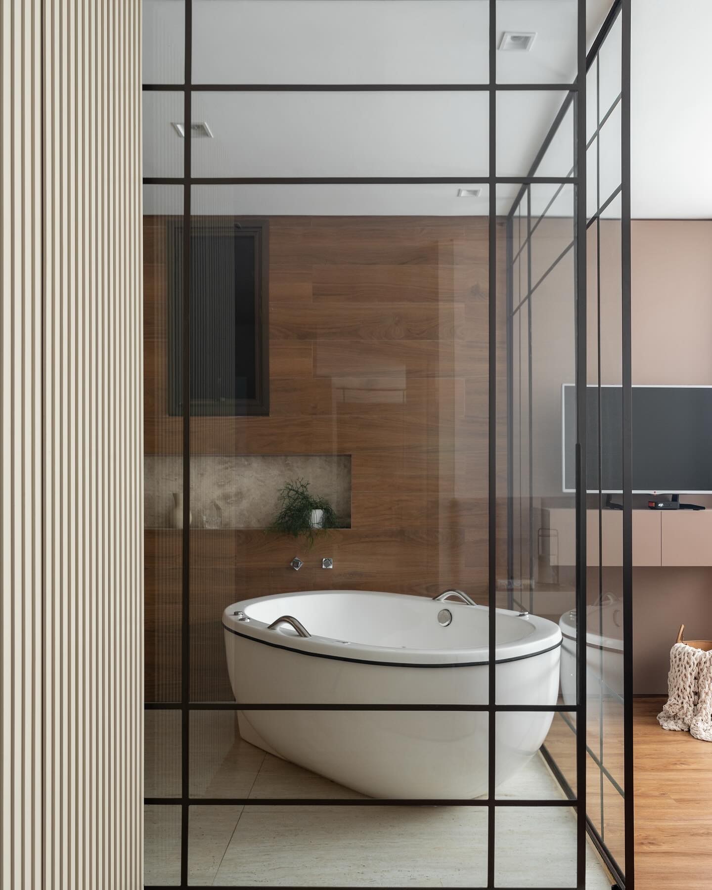 Banheiros e suas funcionalidades
✨ Lavabo: Geralmente compacto, é um ambiente de impacto! Costumamos ousar nos materiais, cores e iluminação.
🚿 Banheiro social: Equilibramos praticidade e beleza, atendendo tanto aos moradores quanto às visitas. Materiais de fácil manutenção, boa ventilação e organização são essenciais.
🛁 Suíte: Um refúgio particular! Aqui, o conforto é prioridade. Banheiras, duchas duplas, iluminação aconchegante e materiais que tragam sensação de bem-estar fazem toda a diferença.
Independentemente do tipo, cada banheiro deve estar em harmonia com o projeto de interiores, refletindo a identidade do espaço e tornando o dia a dia mais funcional e agradável.
Trouxemos algumas inspirações de banheiros que já projetamos. Depois, conta pra gente qual o estilo do seu banheiro dos sonhos! ⬇️✨