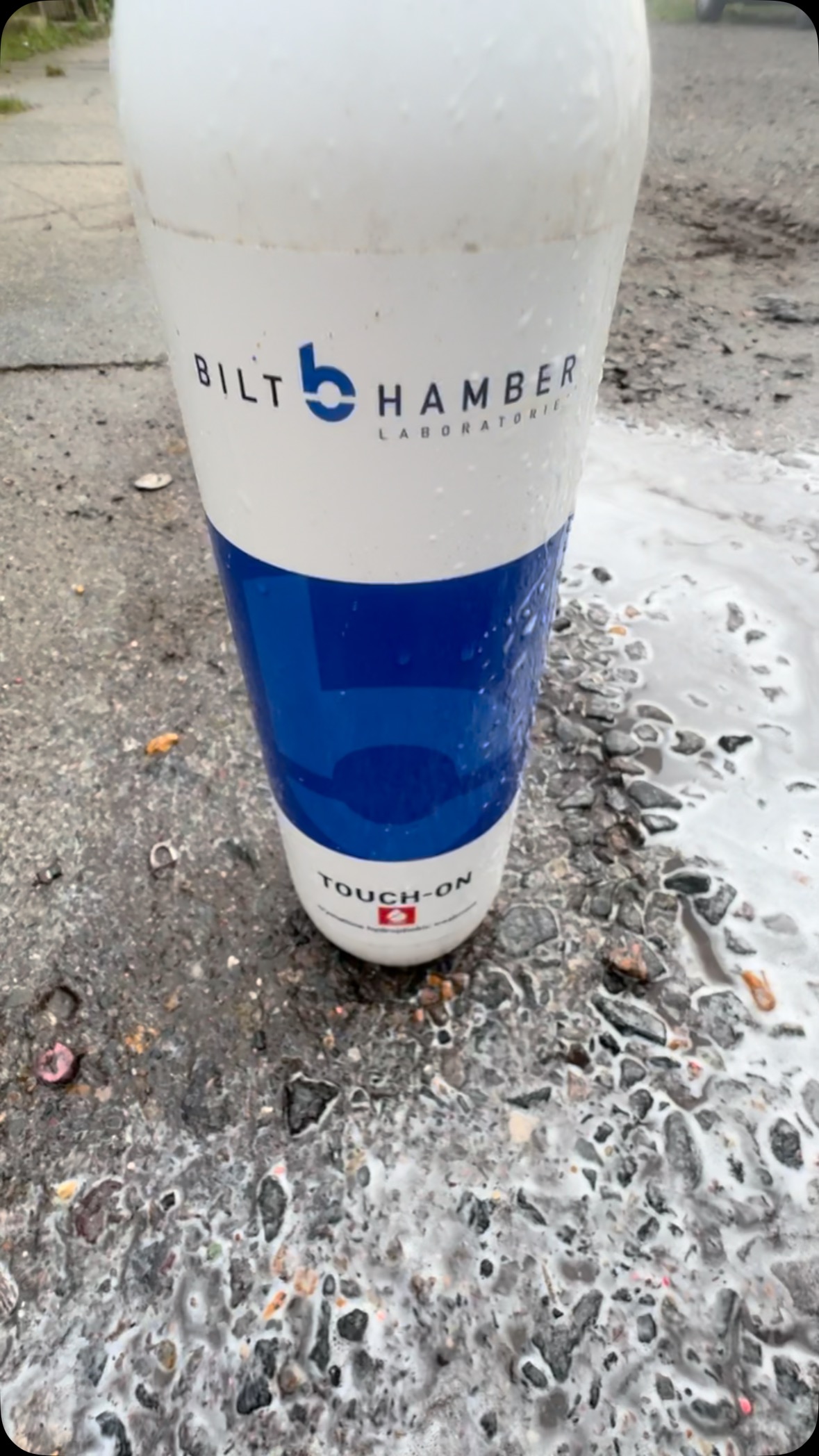 End of every clean I apply a sealant that ads a layer of protection to body work, glass, plastics, trims and alloys. In this case I’m using the Bilt Hamber touch on. Apply and allow for 1-2mins and rinse off. #bilthamber #bilthambertouchon #sealant #detailing #carprotection #cargloss