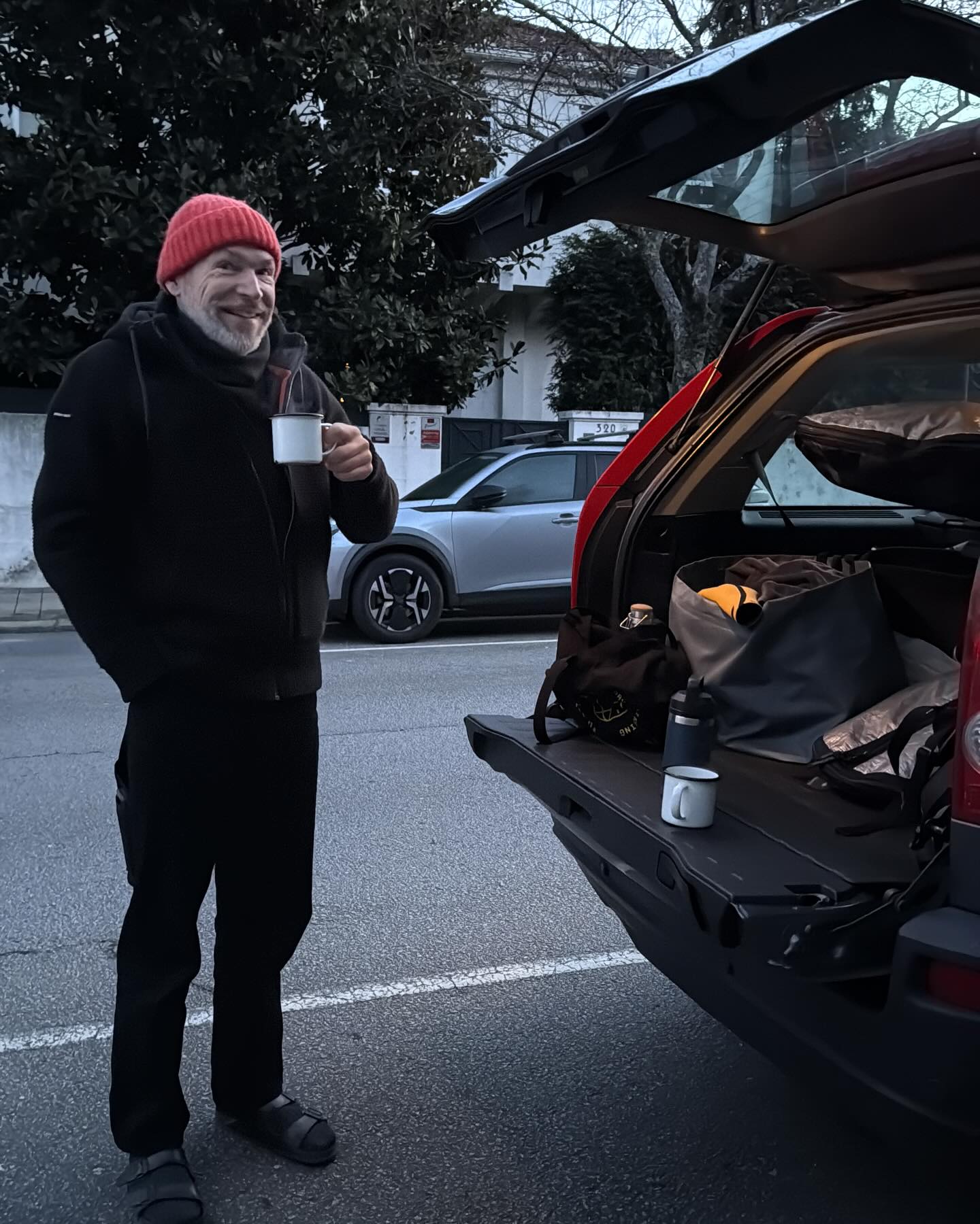 Our surf sessions usually end with a homemade coffee brew but today it started with one and somehow got extended into a lunch break intermezzo… Time and tide wait for no man. But man waits for tide if need be! It felt really good to be back at Castelo’s corner after what seemed a long hiatus due to big crazy swells … sleds du jour : 6’8 Josh Hall Pises twin fin / 7’3 Manila bigfish trifin / 6’8 Josh Hall panacea trifin.
#surfboardclub #surfclub #surfporto #surfingwithfriends #surfboards #joshhallsurfboards #eggsurfboard #fishsurfboard #twinfin #trifin #bamboofins #101fins #surfcoffee