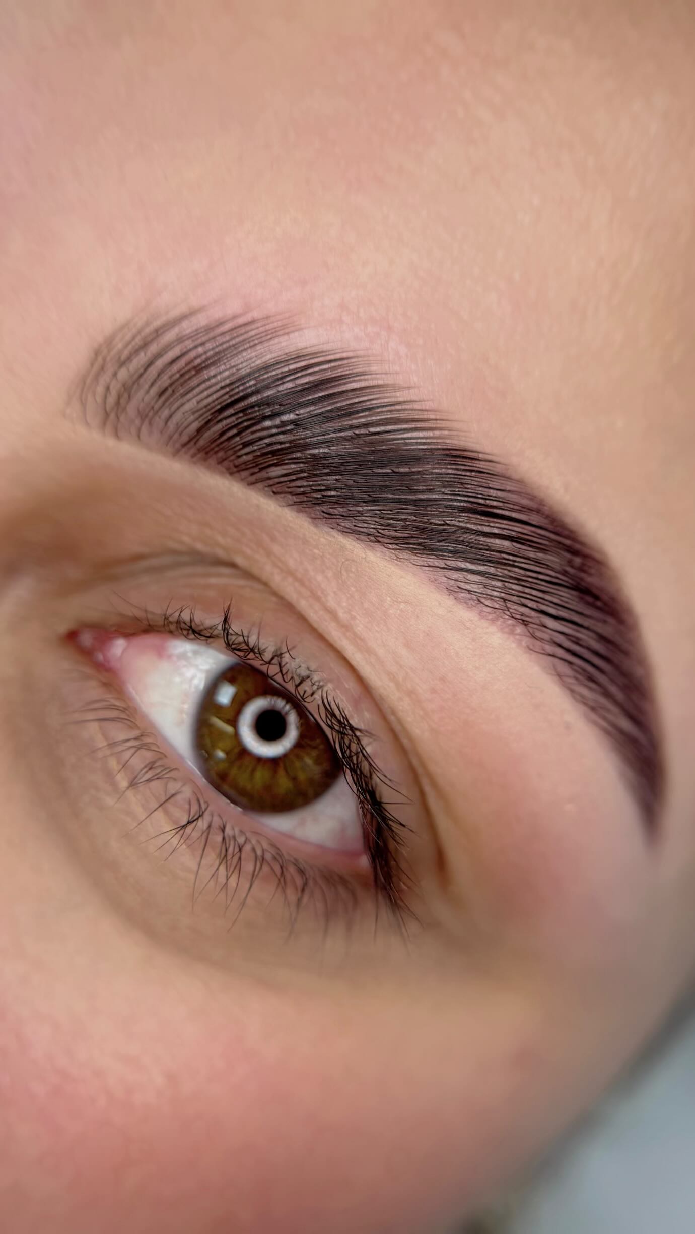 Obsessed with this transformation!🩵
Fluffy, lifted & absolutely flawless. Who else loves laminated brows?
#BrowLamination #FluffyBrows #EyebrowLift #BrowGoals #PerfectBrows #BrowTransformation #BrowsOnFleek #GlowUp #dollsbeauty #beautysalon #amstelveen
