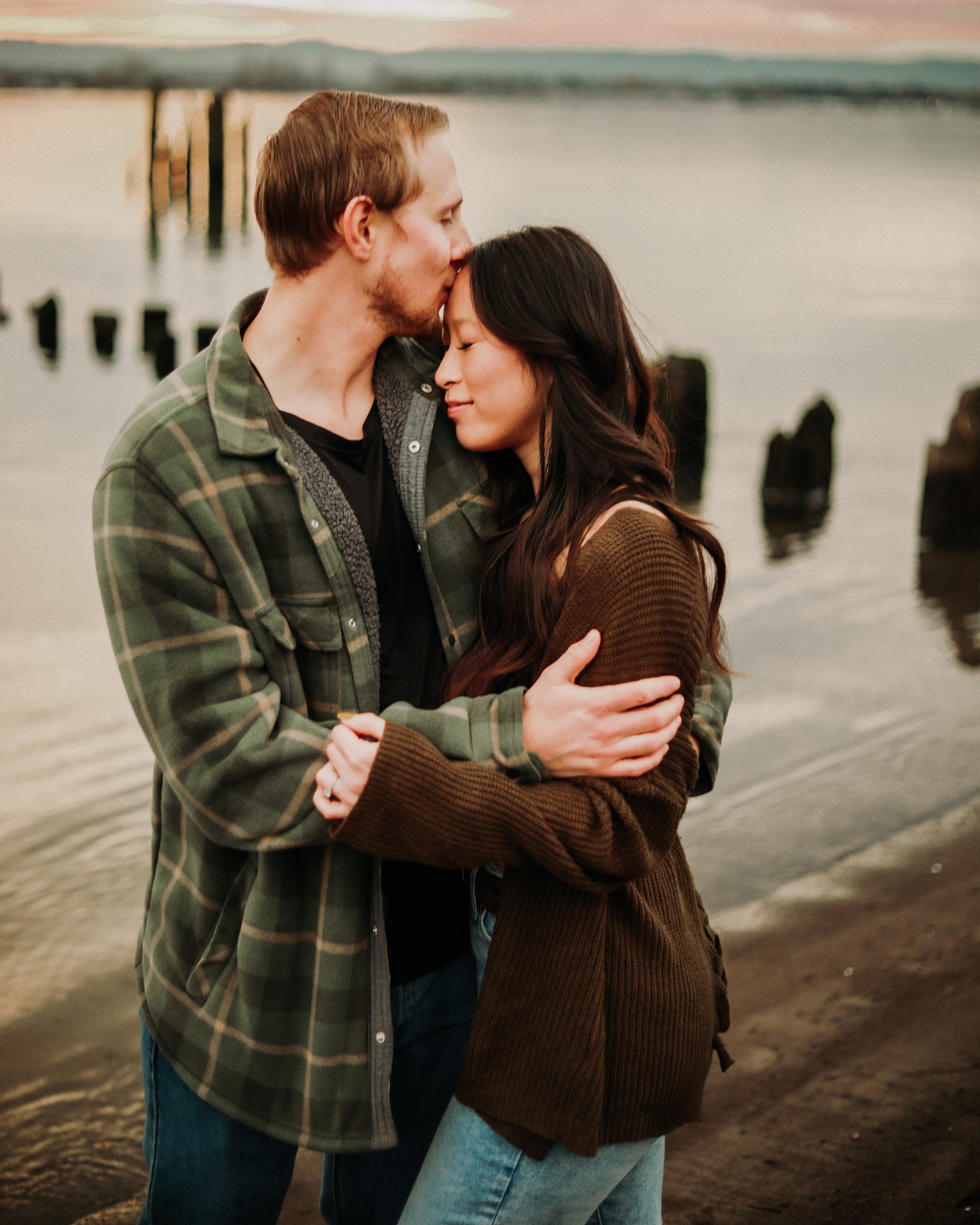 Sorry I’ve been MIA, pneumonia is no joke, in fact please don’t make me laugh as my ribs are still healing 😂. Just a little peek at a river session I did before I caught this bug. #vancouverwashington #vancouverwaphotographer #pnwphotographer #oregonweddingphotographer #oregonweddings #shesaidyes❤️ #engaged #pdxphotographer