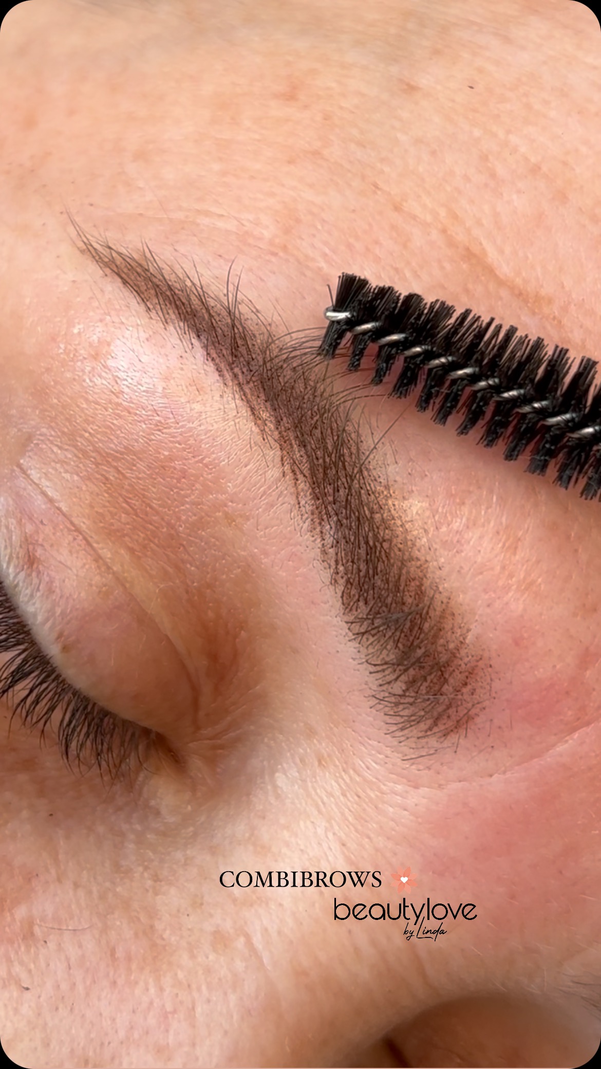 COMBIBROWS🧡
Nanostrokes und Powderbrows.
bei der Nanotechnik werden die Härchen ganz fein in der ersten Hautschicht mit der Maschine pigmentiert. Dies ermöglicht eine sehr natürliche und Hautschonende Abheilung. 🙏🏼😍
#permanentmakeup #pmuartist #beauty #beautylove #linz #pmulinz #naturallook #powderbrows #eyebrows #browtattoo #nanostrokes #instagram