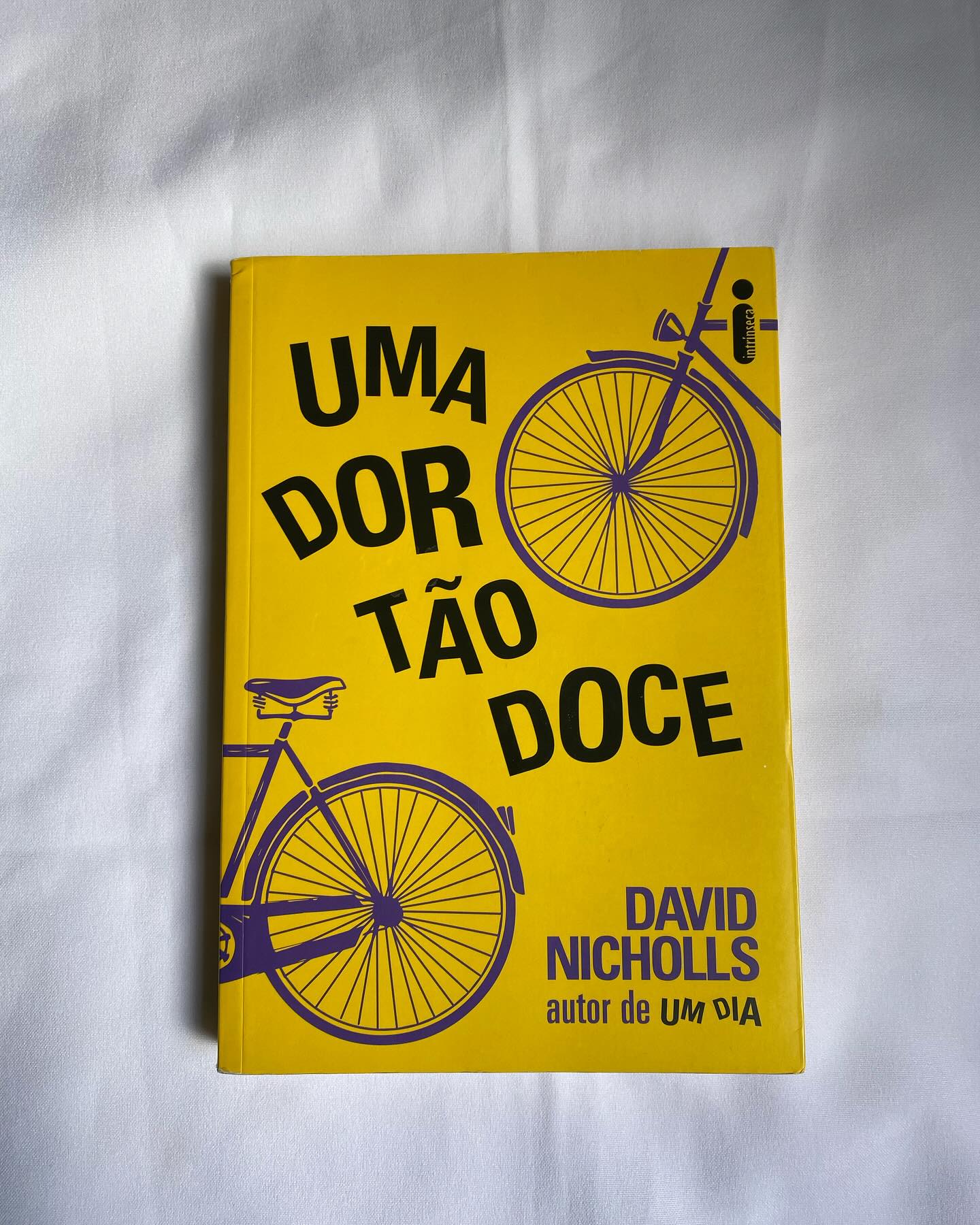 🚲Uma dor tão doce é o tipo de romance que tento gostar, mas infelizmente não desce. Charles Lewis na véspera do seu casamento, se lembra do seu amor de verão de 1997, a atriz da companhia de teatro de beira de esquina Fran Fisher, uma garota que passa as tardes de verão ensaiando para interpretar Julieta em uma peça de uma cidade pequena. Charles nunca pensou em passar o seu verão decorando texto para uma peça de William Shakespeare, mas o amor tem dessas coisas, não é mesmo?
🚲A história é legal, tem a pegada de estudar sobre as peças de teatro de Shakespeare que deixa tudo ainda mais interessante, porém não me desceu, achei muito massante. A família de Charles não está em seu melhor momento, que traz uma certa diferenciada na história, mas não é nada que não tenhamos visto em várias histórias. Problemas com a separação entre os pais e brigas constantes em casa.
🚲Sinto que Charles e Fran não tenham me convencido como casal, talvez se não soubesse desde o começo que ele iria se casar com outra pessoa e tivesse um certo mistério de quem realmente seria a noiva, acredito que teria deixado a história mais interessante. Temos também a companhia de teatro onde tem os amigos, aventura e todo aquele clima de verão, mas mesmo assim não foram suficientes para me apaixonar por esse livro do David Nicholas. Quem sabe no próximo.
#romance #amo #resenha #resenhaliterária #umadortãodoce #davidnicholas #teatro #peça #williamshakespeare #passado #editoraintrínseca #leituradecarnaval #carnaval #book #instagram #bookinsta #bookinstagrammer #intagramlovers❤️