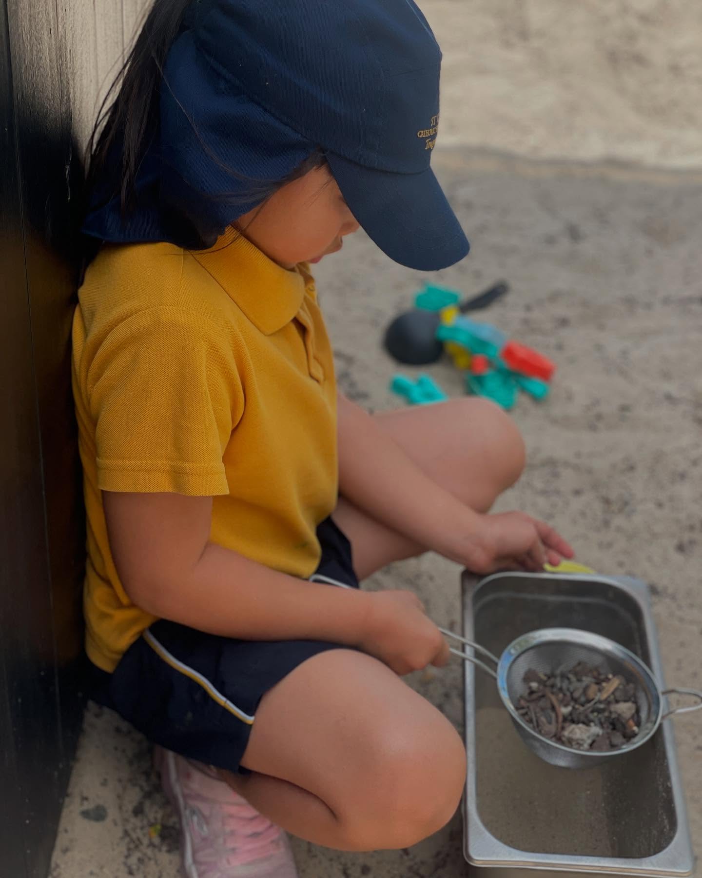 The sandpit was the place to be during break time today 🪣☀️ The brand new equipment brought so much excitement and the children showed teamwork, creativity and kindness as they played together 💙💛