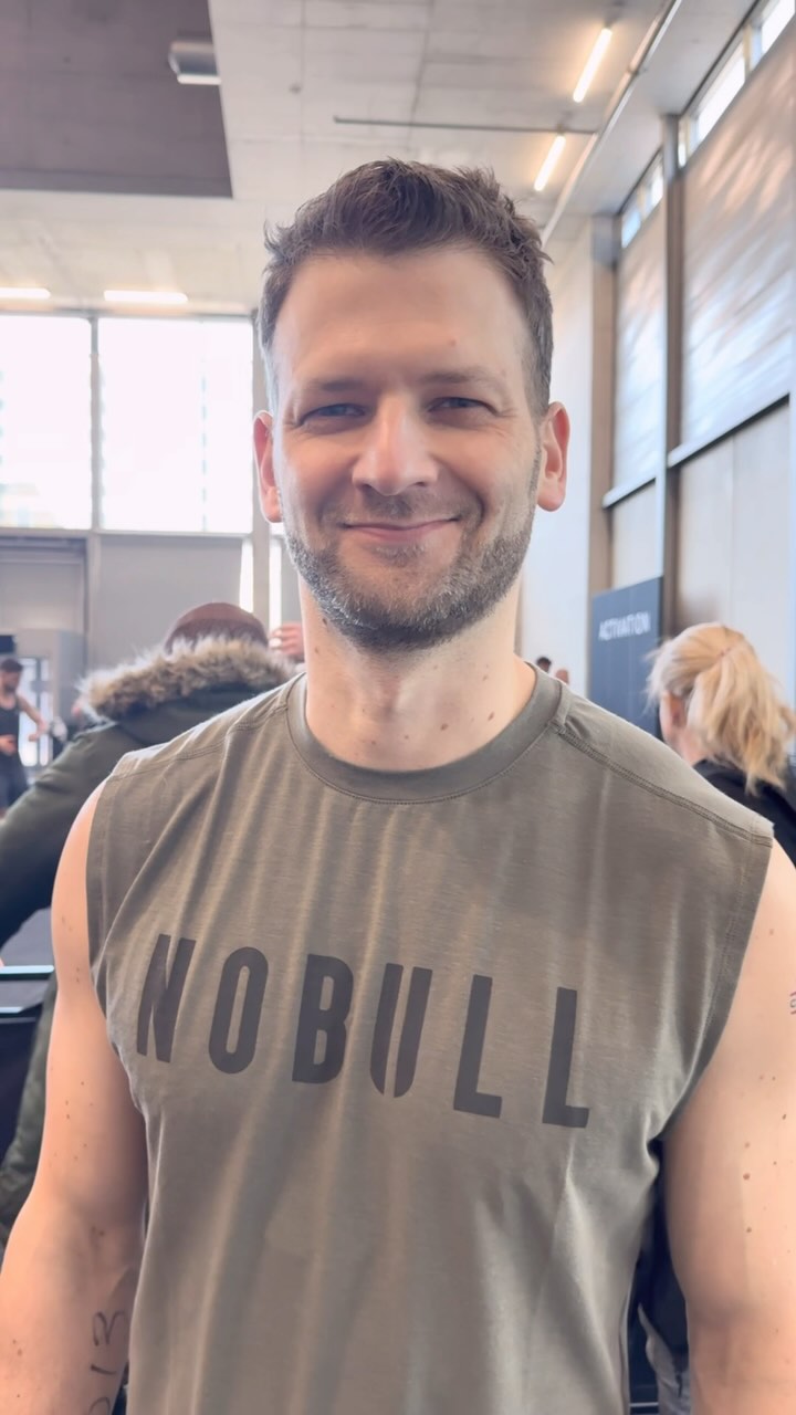 Das war HYROX Vienna 2025!
Wie immer ein spitzen Event! Danke an alle die mich so großartig angefeuert haben! Leider ging sich mein Wunsch unter 1Stunde 20Minuten zu kommen um 22 sek nicht ganz aus. Aber nach dem HYROX ist vor dem HYROX und darum wird auch schon für Berlin im Mai trainiert! Danke an @ni.ki.tha für die gemeinsamen Trainings, die tollen Videos und die lautesten Anfeuer-Rufe am gesamten Event und dafür, dass du immer an mich glaubst!!!😘❤️
#danke an den @cfc.wien und seiner einmaligen Community ohne die dieses Wochenende nur halb so leiwand geworden wäre!
#hs_training #functionalfitness #functionaltraining #hybridtraining #personaltraining #run #neverstopcompeting #sportvienna #gesundeswien #hyrox #fitletix #fitness #concept2 #skierg #sletpull #hyroxprep #highsociety #hyroxger #hyroxvienna