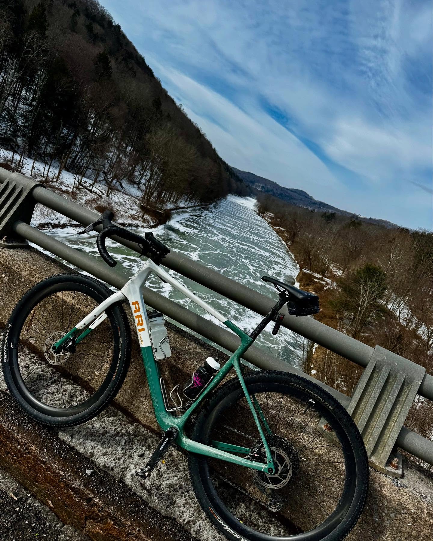 Guys, we’ve been capitalizing on some good weather when we get it. This past weekend we got out for a gentle 5hr ride in preparation for @roadappleroubaix this coming weekend and @midsouthgravel in two weeks. Not sure which is better, cold or mud? One things for sure is that we will enjoy every minute of it. Regardless of conditions we’re slinging some @squirt_cycling_us lube on the chain and sending it to the end with our @ari.bikes . Can’t wait to see you folks out there!
