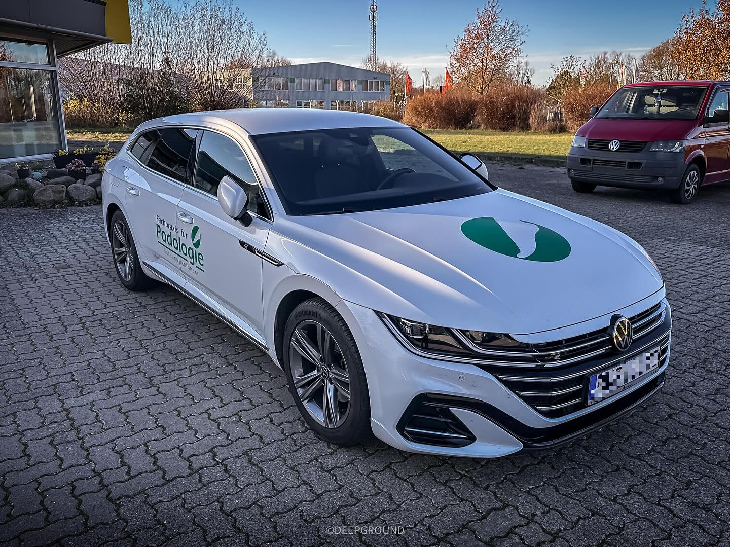Diese Kundin hat eine dezente Fahrzeugbeschriftung bekommen.
Danke für das Vertrauen! 😋
___________________________________________________ #deepground #vw #arteon #wrappedcars #vwarteon #windowtint #volkswagen #black #white #carporn #grey #cars #wrapped #wrappedworld #folierung #avery #perfection #insta #instagood #follow #picoftheday
