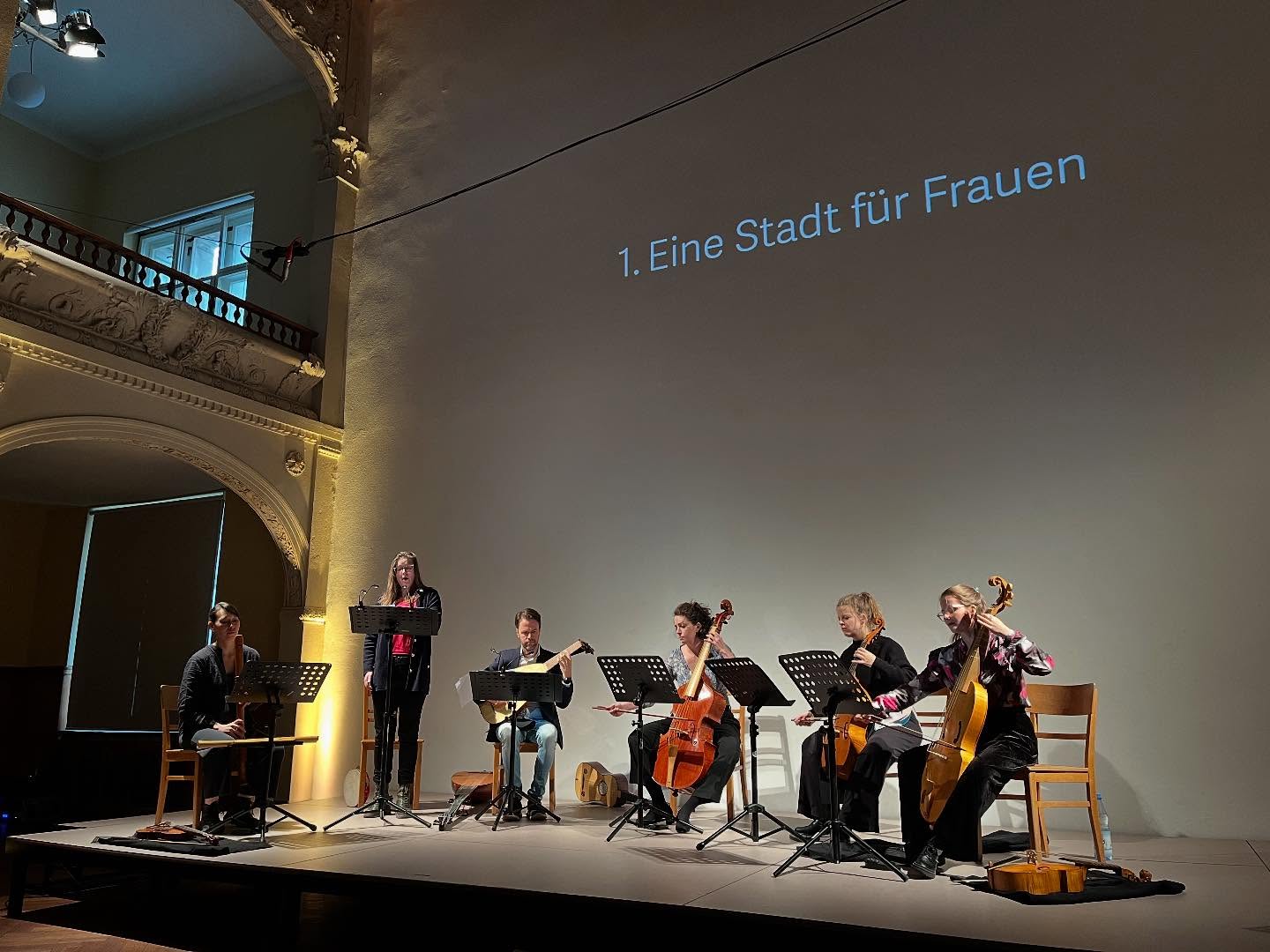 HEUTE, am 1.3.2025, geht es los mit dem zweiten Zyklus von SONUS FEMINÆ!!
Kommt zahlreich!!
🔖 Wir laden euch herzlich zum musikalisch-literarischen Abend “THE WOMAN QUESTION” ein! Das inszenierte Konzert lässt das Werk Christine de Pizans und die Geschlechterdebatten der frühen Neuzeit lebendig werden.
🎼 Das Ensemble Cité des Dames wird vom Gastensemble tiefsaits unterstützt. Aufgeführt werden u.a. Werke aus der Sammlung von Margarete von Österreich, Kompositionen von Maddalena Casulana sowie Barbara Strozzi.
🎭 Inszeniert von Iñigo Giner Miranda werden die Werke dabei nicht nur gespielt, sondern in einen lebhaften Dialog mit historischen Textausschnitten gebracht, welche durch die Sprecherin Cathrin Romeis zum Leben erweckt werden und das Publikum in die Debatten und Gedankenwelten des Mittelalters und der frühen Neuzeit eintauchen lassen.
📄 Margarete Zimmermann bietet mit einem aufschlussreichen Vortrag zusätzliche Einblicke in die historischen und literarischen Facetten der “Querelle des Femmes”.
🗓️ 1. März 2025 (Samstag)
🕰️ ab 18.30 Uhr
📍 Villa Elisabeth, Invalidenstraße 3, 10115 Berlin
🌀 SONUS FEMINÆ, initiiert vom Ensemble Cité des Dames, bietet eine Plattform zur Wiederentdeckung und Würdigung historischer Komponistinnen, deren Werke lange im Verborgenen blieben.
@miakoklein @st.elisabeth.villaelisabeth @tiefsaits @mirjamluise @alma.s.cello @magnuslute @iginer @guillem.hh
#sonusfeminae #sonusfeminae2025 #womanquestion #christinedepizan #femaleempowerment #querelledesfemmes #citédesdames #tiefsaits #margaretezimmermann #inigoginermiranda #komponistinnen #femalecomposers #frauenindermusik #womeninmusic #womeninearlymusic #altemusik #earlymusic #musichistory #womeninhistory #concert #konzert #villaelisabeth #music #berlinmusic #berlinconcert #berlinculture #berlinevent #kulturbüroelisabeth #berlinmitte #berlin
