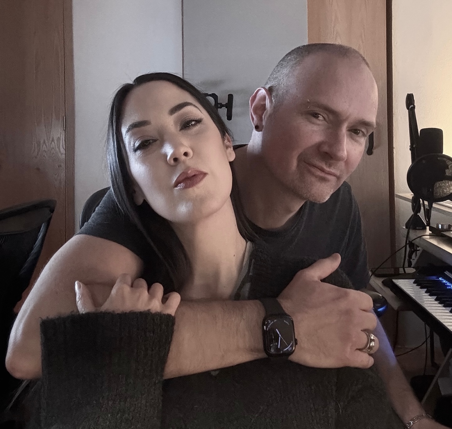 De regreso en el estudio con peli nueva! 🙌🏻 🎶Ya les iremos contando 🖤
#omeworld #filmcomposers #noctambulah #nosferatrom #felices #thriller