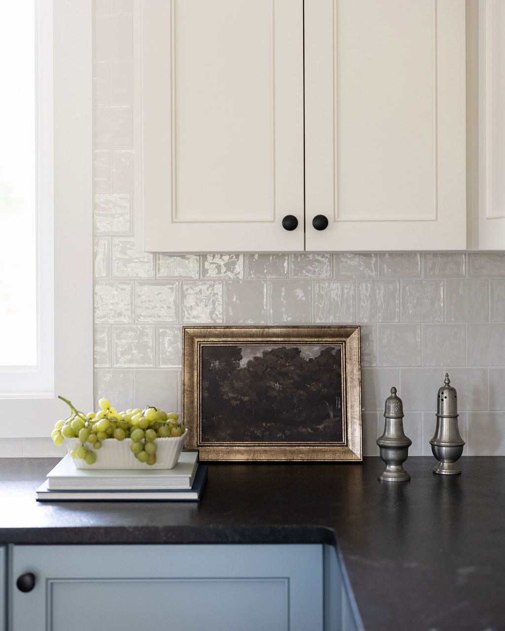 Cute corners everywhere at #CDSLANE.
design + styling | @cosmicdesignstudio.am
photo | @yandbinteriorsphotography
*
*
*
#cosmicdesignstudio #bataviail #interiordesign #kitchenrenovation #kitchendetails