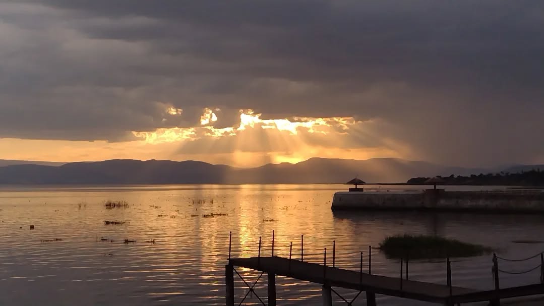 Solo por un momento...
.
.
.
#sinfiltros #atardecer #dawn #calma #lago #luzysombra