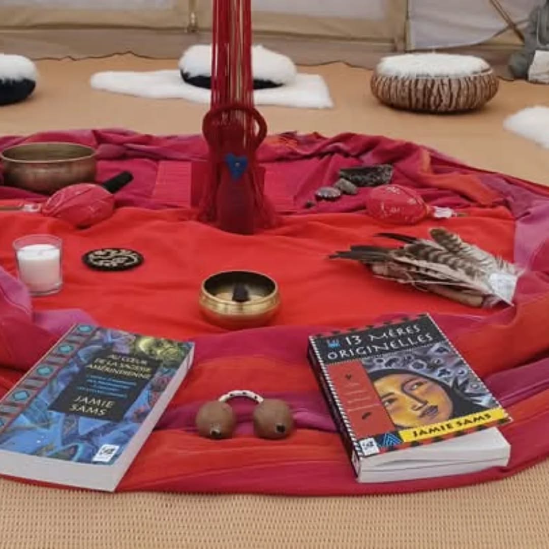 Coucou belle communauté !🥰
INVITATION
Formule inédite dans un groupe Telegram pour t' initier aux sagesses amérindiennes des 13 Mères Originelles à distance.
Les 13 Mères Originelles sont un concept issu des traditions spirituelles indiennes, popularisé par le livre Les 13 Mères Originelles de Jamie Sams, une femme Cherokee-Seneca.
Ce livre transmet des enseignements ancestraux sur la sagesse féminine et la connexion avec la nature et le rôle sacré des femmes.
Chaque « Mère Originelle » représente une facette ou un archétype de la féminité sacrée, porteur de sagesses, de talents et de pouvoirs spécifiques.
Depuis 2020, Sylvia facilite des cercles de femmes pour les accompagner sur le chemin de la reconnexion : à leur cyclicité, à la nature et à leur essence profonde. Inspirée par ses propres expériences et les sagesses ancestrales issues de divers continents, elle guide ces rencontres empreintes de spiritualité et de sororité.
Une initiation à la sagesse des 13 Mères Originelles
Chaque mois, entre dans l’univers des 13 Mères Originelles à travers la lecture et l' écoute initiatique du conte. Ce chemin, conçu comme une spirale, invite à explorer continuellement de nouvelles prises de conscience et à découvrir des synchronicités, cycle après cycle, dans une atmosphère bienveillante et profondément sorore.
Un rituel sacré. Des tirages d' oracle, des messages canalisé, des témoignages riches et précieux, ...
Abonnement au cercle des Tisseuses Arc- en - ciel, 1 an, un cycle complet: 260€
Inscription: contact@alchimoon.be
Lors de chaque cercle en visio ( 2x par mois) et par des partages tout au long du mois, nous honorons la transition lunaire en accueillant avec intention la Mère de Clan du nouveau cycle et en remerciant celle du cycle précédent.
Nous tissons un espace rituel propice à l’introspection.
Nous plongeons dans l’histoire initiatique, ce conte devient un voyage intérieur, une rencontre profonde avec soi-même, ses vérités et les multiples facettes de sa féminité.
#moonlodge
#sagessesamerindiennes #13meresoriginelles #sororite #medecinedelafemme #cyclelunaire #femininsacre