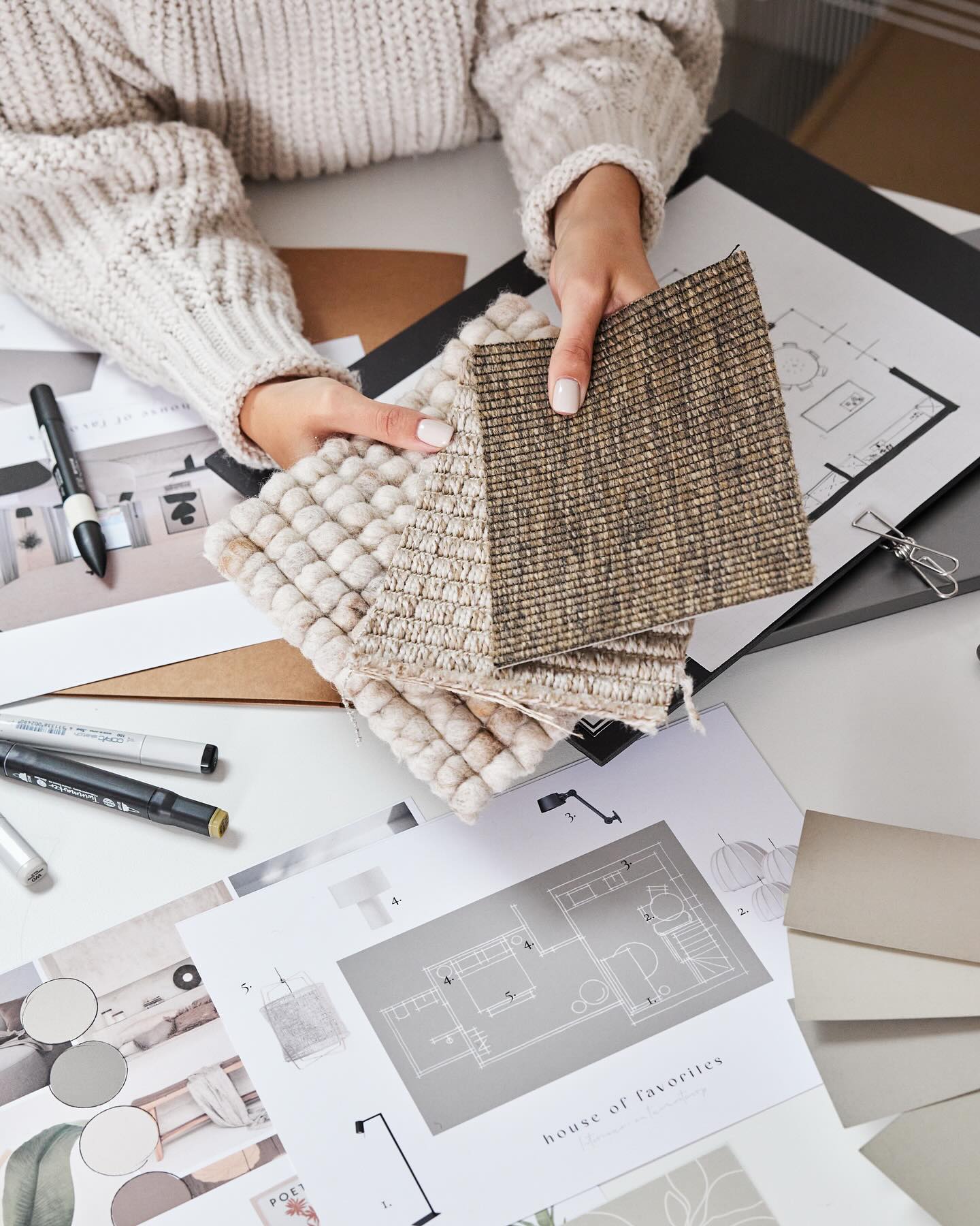 Jaaa! hier wil ik wonen…
Steeds vaker help ik klanten bij de eerste stappen van hun verbouwing. Van bijvoorbeeld de vraag “Heb ik écht een uitbouw nodig om onze wensen te vervullen?” tot ‘’Hoe ziet dat er dan uit?’’ – ik denk mee vanaf het begin van een schets aan de keukentafel samen met klanten tot een uitgewerkt 3d ontwerp.
Het voortraject is zó belangrijk: slimme indelingen, bouwkundige haalbaarheid en esthetiek bepalen lettend op zichtlijnen en details, dat maakt een droomhuis werkelijkheid. ✨
Sta jij ook aan het begin van zo’n traject? Dan is het slim om iemand mee te laten kijken die de valkuilen én mogelijkheden ziet voordat de aannemer met een sloophamer klaarstaat.
Laten we samen kijken naar de mogelijkheden en wie weet zeg jij straks: Jaaa! hier wil ik wonen.
📩 Stuur me een berichtje of laat hieronder weten waar jij over twijfelt! 💬
#verbouwen #interieuradvies #woonboerderij #uitbouw #droomhuis #verbouwplannen #bouwadvies #duurzaamwonen