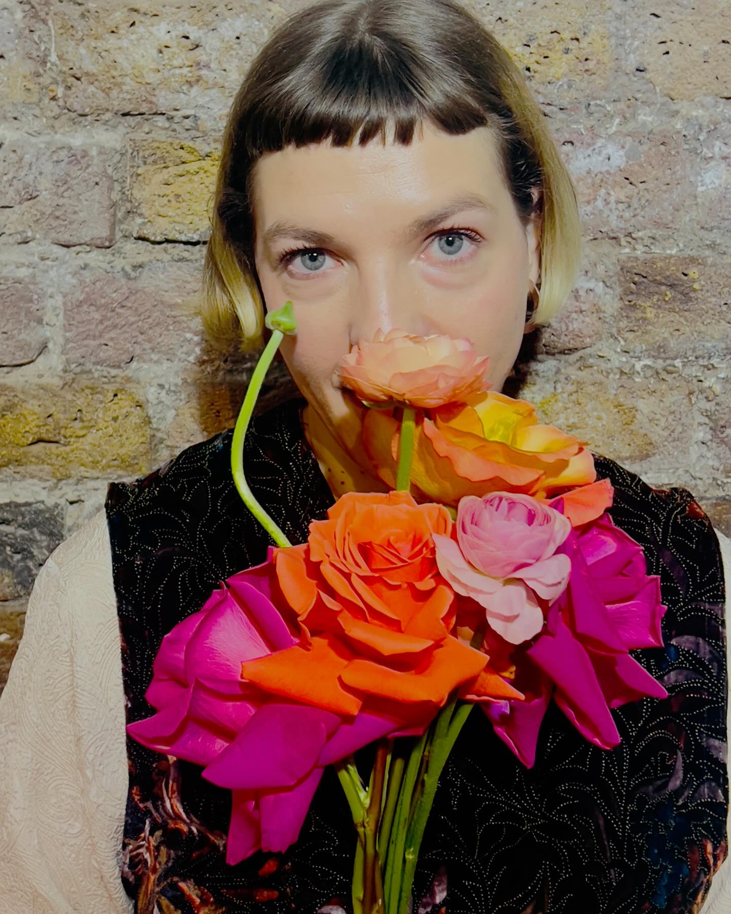 I had such a lovely time @the_un_wedding show on the weekend! If I was lucky enough to chat to you, check your inboxes (and junk folder) for a special offer 👀 Also huge thanks to @bua.blooms for the flowers and Ian for the snap! #nontraditionalwedding #weddingfair #unwedding #funwedding