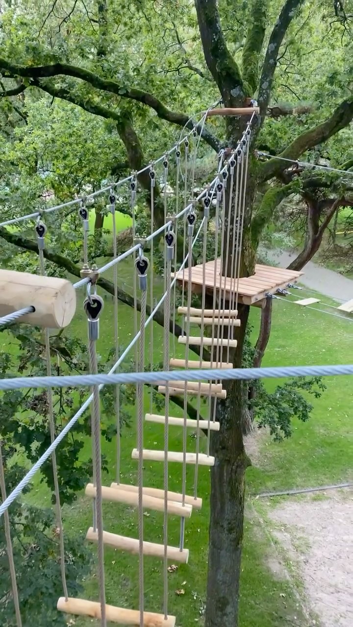 Elementen hangen
#klimbos #klimpark #highropes #bouwen #gibbonsport #bouwhetavontuur
