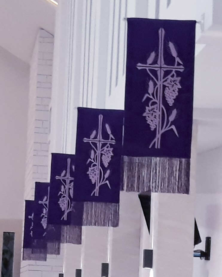 Aneka Antependium dan bendera untuk perlengkapan dekorasi mimbar gereja dengan bordir unik sesuai pesanan ⛪️#antependium #churchflag #churchaltar #churchaltardecoration