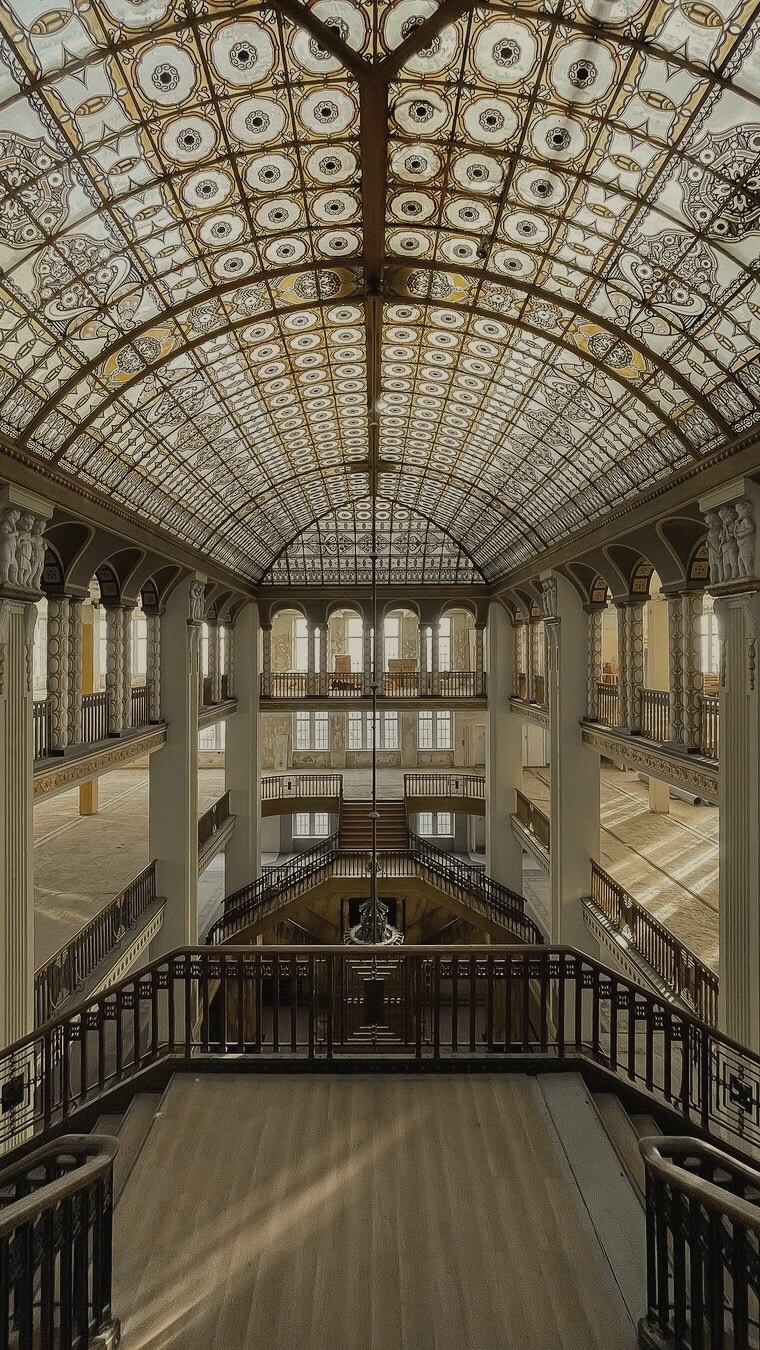 Kaufhaus à Görlitz : Un décor cinématographique emblématique.
L’hôtel « Grand Budapest » de Wes Anderson a été tourné dans un lieu inattendu : un grand magasin abandonné, le Kaufhaus de Görlitz, considéré comme l’un des derniers exemples intacts d’architecture de grands magasins de l’Allemagne du début du XXᵉ siècle. Ce bâtiment se distingue par son design saisissant, avec un grand dôme en verre et une décoration élégante dans le style Art Nouveau.
🔍 Fait intéressant : Ce lieu unique a attiré d’autres réalisateurs célèbres, tels que Quentin Tarantino pour « Inglourious Basterds » en 2009 et George Clooney pour « The Monuments Men » en 2012. Cependant, malgré sa notoriété cinématographique, les tentatives de restauration du Kaufhaus ont échoué, et depuis 2009, ce bâtiment exceptionnel reste vide.
#KaufhausGörlitz #GrandBudapestHotel #ArchitectureArtNouveau #CinémaEtArchitecture #GaronSA #InvestissementsDurables #ArtEtDesign
Image : @abandoned.berlin