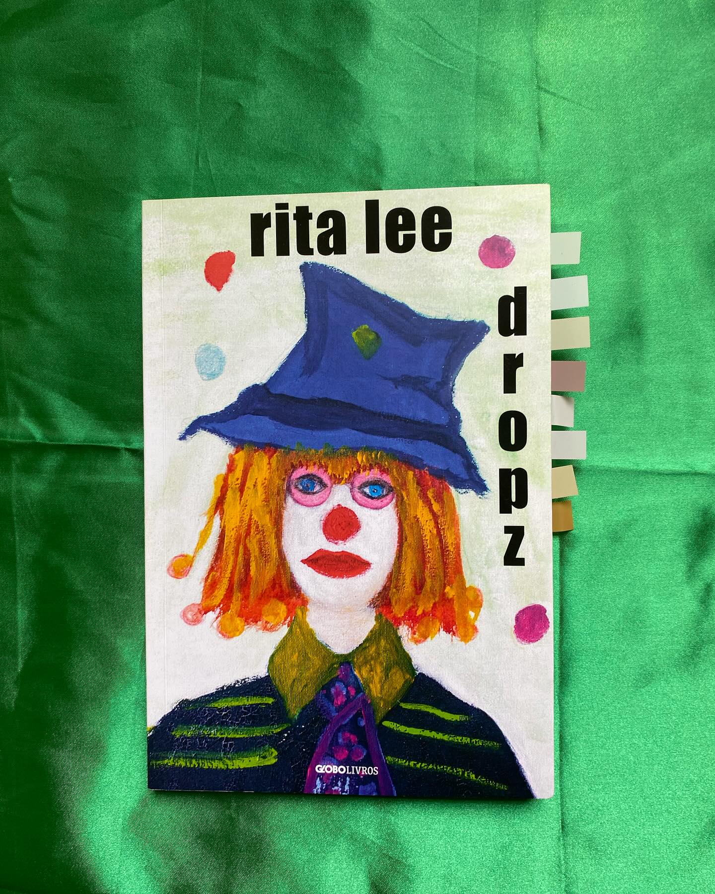 🤡Comprei o Box da Rita Lee na Bienal do Livro do ano passado, e foi o primeiro livro da cantora que li. Em Dropz Rita nos presenteia com contos. Misturando lembranças da sua vida com ficção, sem saber o que seria verdade ou somente a pura imaginação. Temos contos divertidos, tristes e mostrando a realidade do brasileiro.
🤡Rita mostra mais uma vez que é mestre com as palavras, transformando os contos em grandes histórias que nos entretém e fazem refletir sobre o mundo e principalmente o ser humano, assim como a própria Rita sem filtro nenhum.
🤡Sendo simples, mas certeiro na sua história, Dropz entrega o que promete para os fãs de contos e da Rita Lee escritora.
#contos #ritalee #ritaleeeterna #resenha #resenhadelivro #resenhaliteraria #editoraglobolivros #editoraglobo #bookstagram #book #instagram #libros #livrosnacionais #livro #globolivros