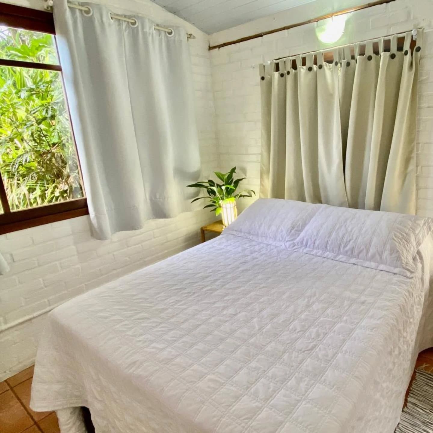 Uma hospedagem perfeita para casal, em ambiente arborizado a 300 metros do mar, com serviço de camareira, ar condicionado, churrasqueira, TV e Wi-fi. ((tem cama extra).
Praia do Rosa/Canto Sul - pertinho da lagoa salgada e do deck da fazenda com restaurantes e lojinhas.
Reservas para março pelo whatsapp
48 99949 1971
#praiadorosa #imbituba #santacatarina